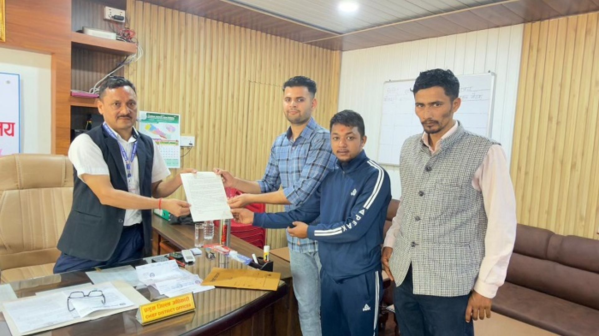 धनगढीमा रात्रीकालीन व्यवसाय सञ्चालन गर्न माग, रास्वपाका युवा नेताहरुले बुझाए ज्ञापन