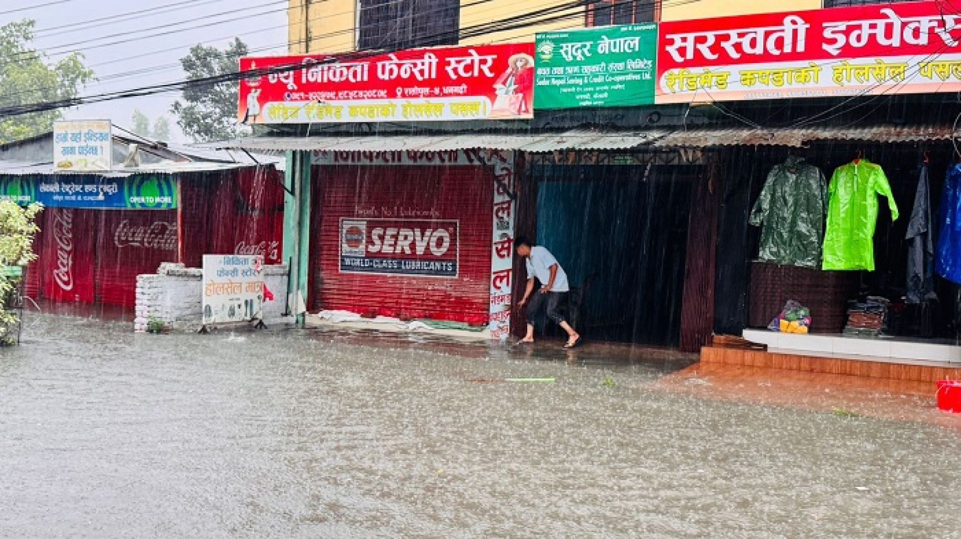 लगातारको वर्षापछि धनगढीलगायत आसपासका क्षेत्र जलमग्न