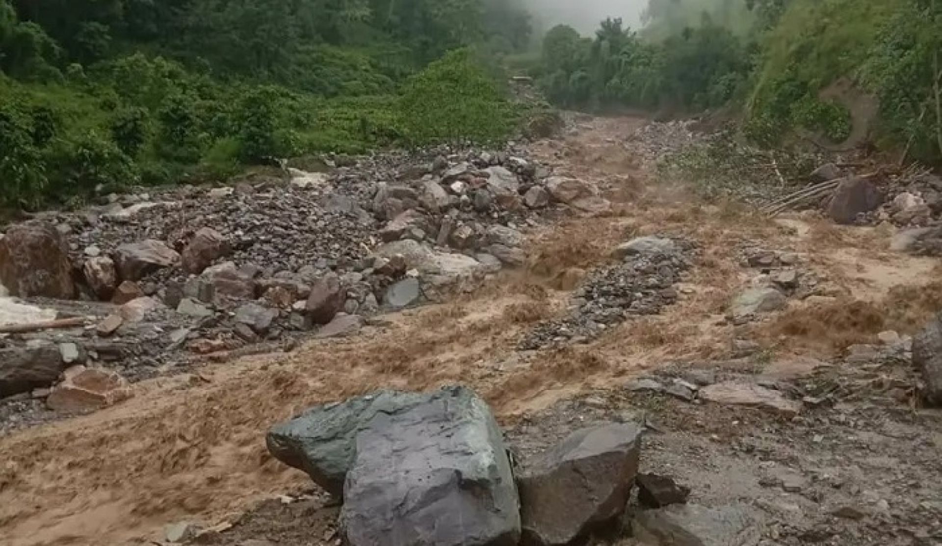 बाढीले विद्युत् आयोजनाको पावर हाउस बगायो, १३० घरमा बिजुली आपूर्ति बन्द