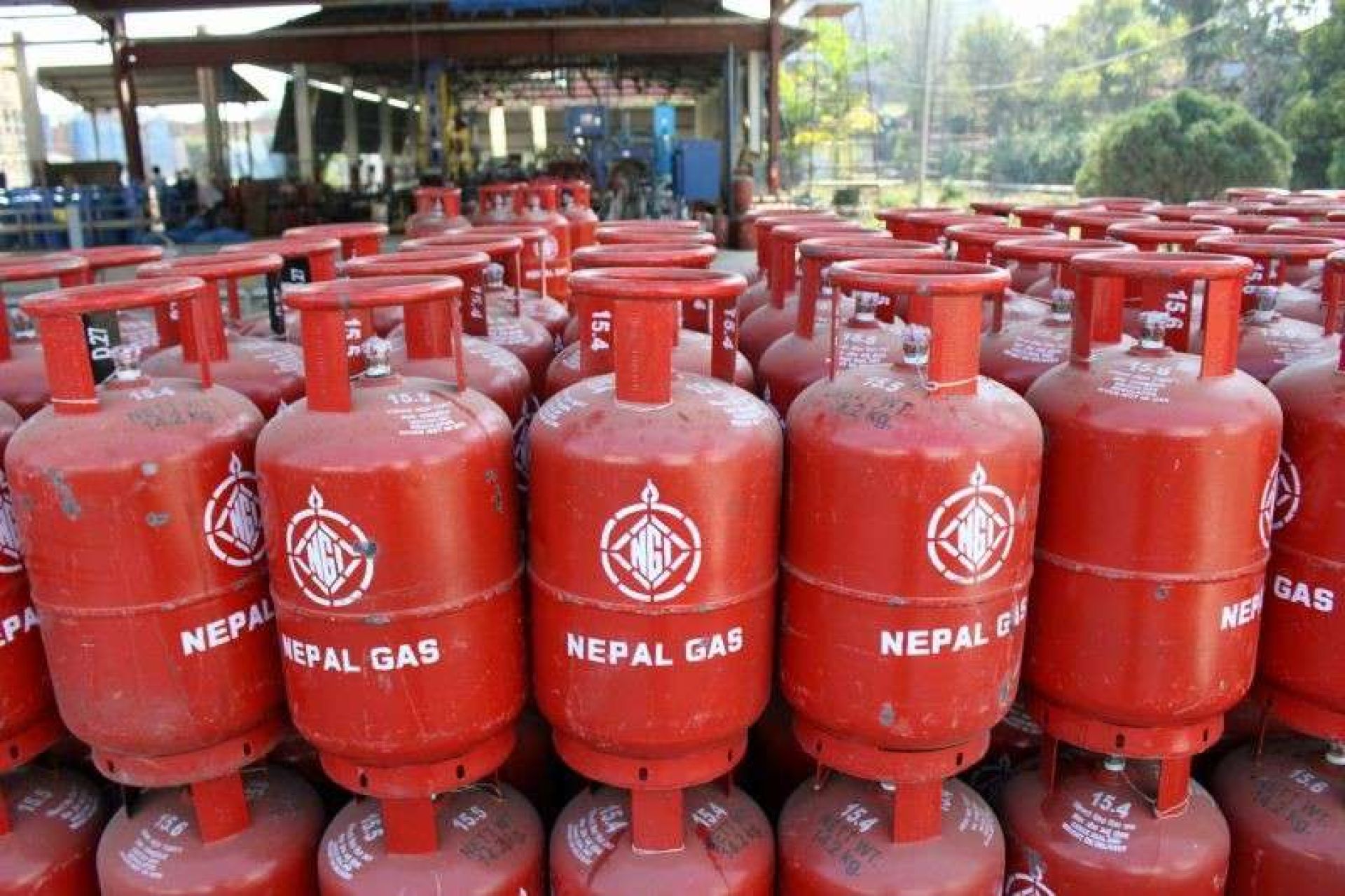 ग्यासको कालोबजारी रोक्न उपत्यकाका डिपोमा सादा पोसाकका प्रहरी परिचालन
