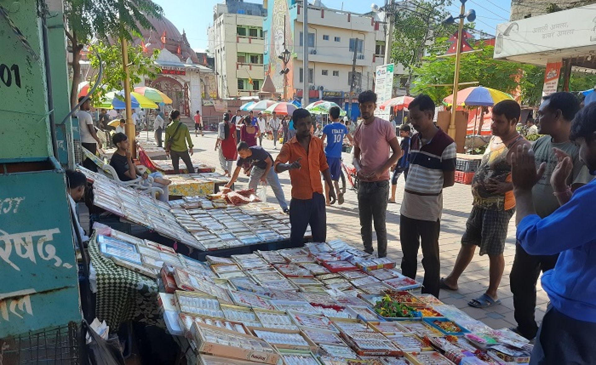 ‘रेडिमेड’ले विस्थापित गर्यो हातले बुन्ने राखी