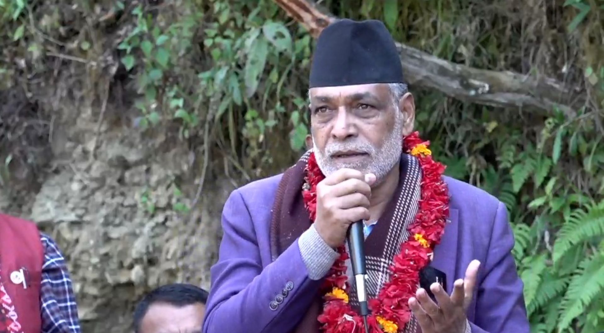 आर्थिक संकुचनका कारण सरकार अप्ठयारोमा छ: मन्त्री अधिकारी