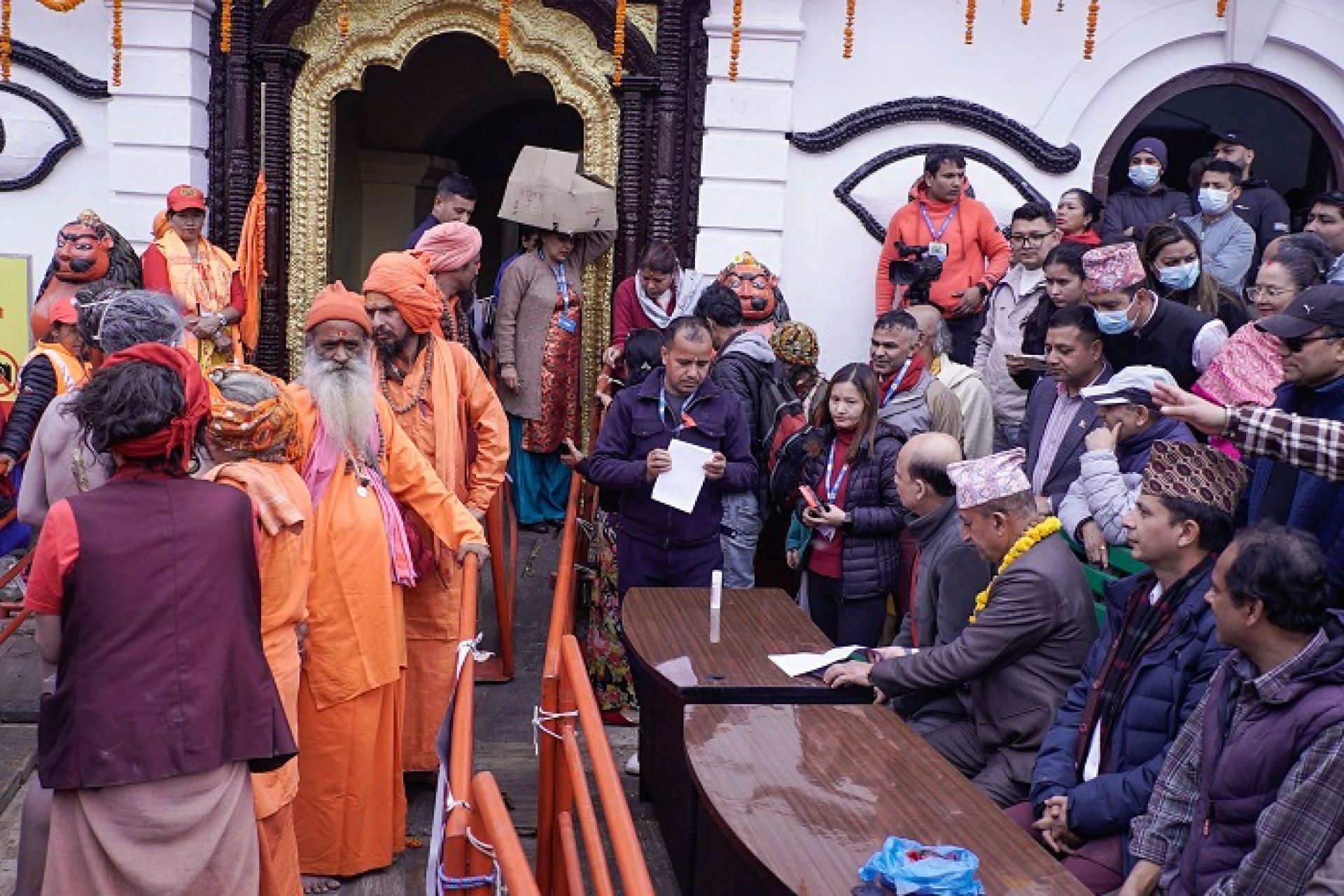 पशुपतिबाट साधुसन्तको गरियो विदाइ, दुई सयदेखि नौं हजारसम्म दक्षिणा