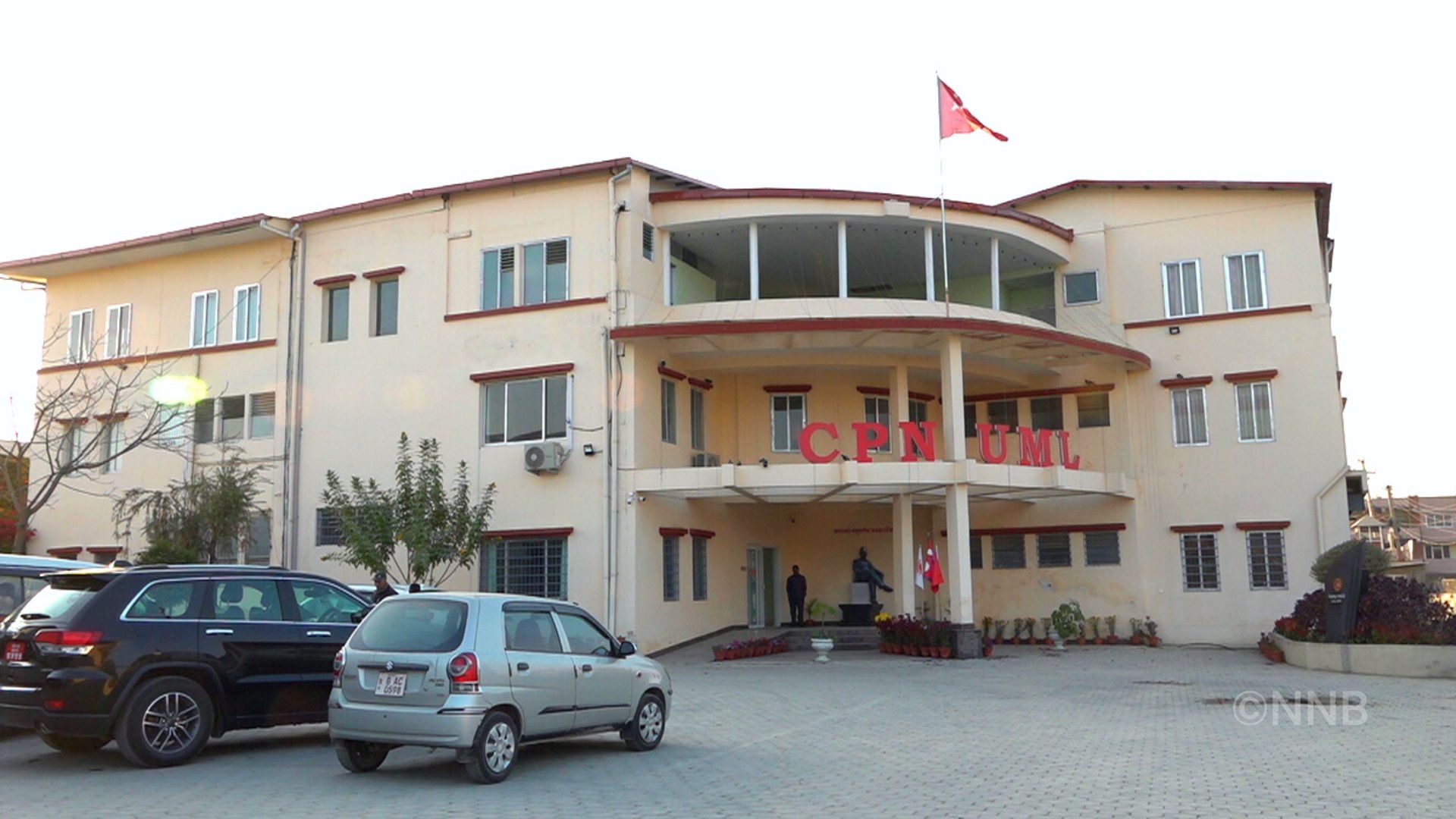तोडफोड गर्दै राजावादीहरु माओवादी केन्द्र र एमाले कार्यालयतिर 