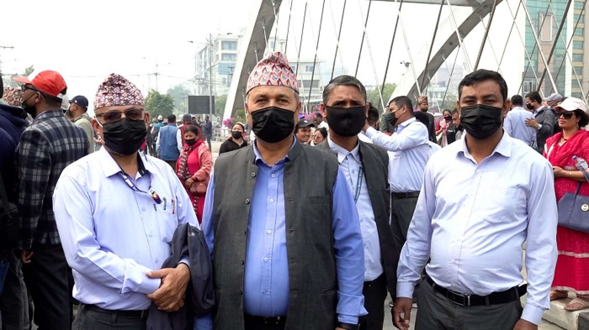 मुखमा कालो मास्क लगाएर शिक्षकहरूले गरे मौन प्रदर्शन
