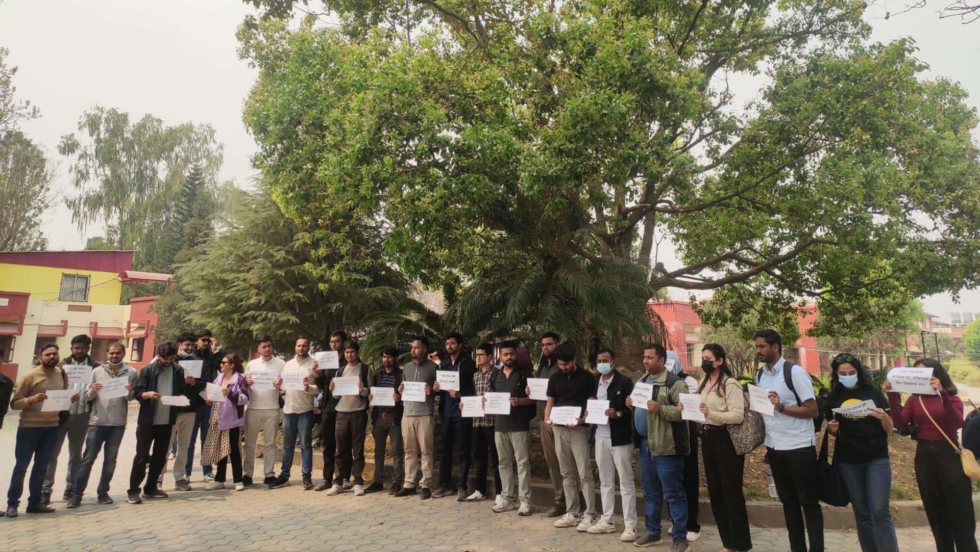 विद्यार्थीहरुले घेरे चिकित्सा शिक्षा आयोग, सिट घटाउने निर्णयप्रति आक्रोश