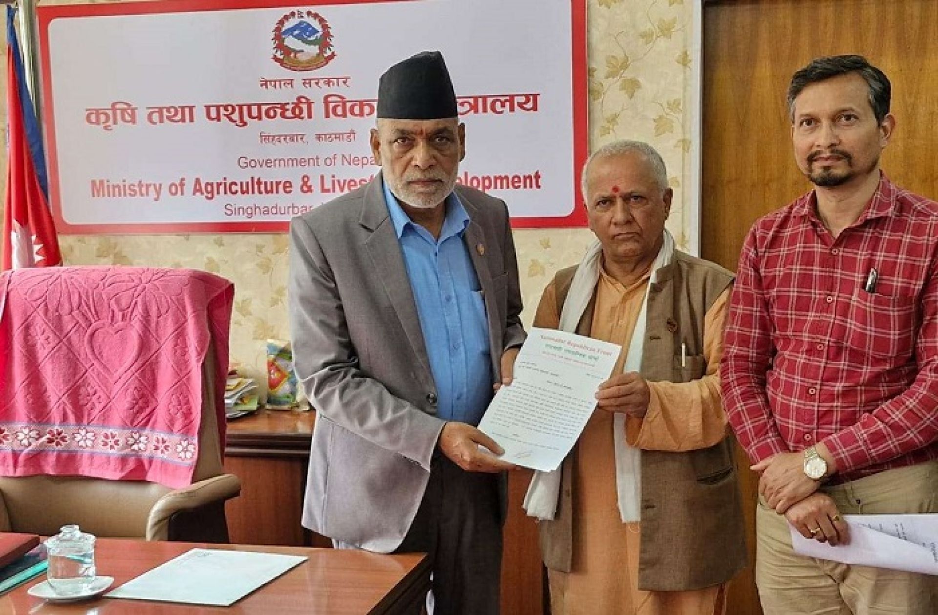 साना किसानहरुका लागि बैंकहरुले ऋण प्रवाहमा सहयोग गर्नुपर्छः मन्त्री अधिकारी