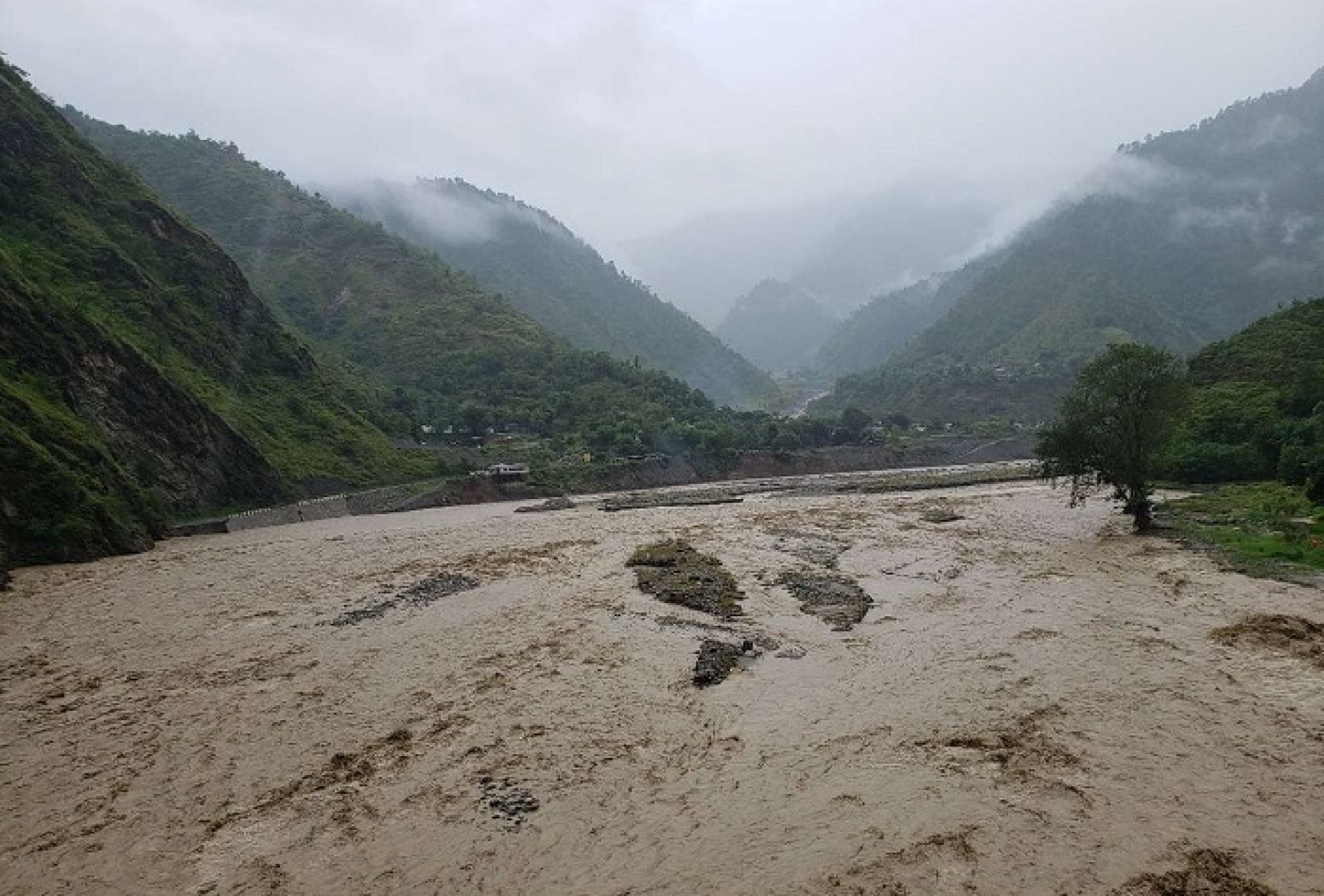 रोशी खोलाले बिपी राजमार्ग बगाएपछि आवागमन ठप्प, बनाउन कम्तीमा एक हप्ता लाग्ने 