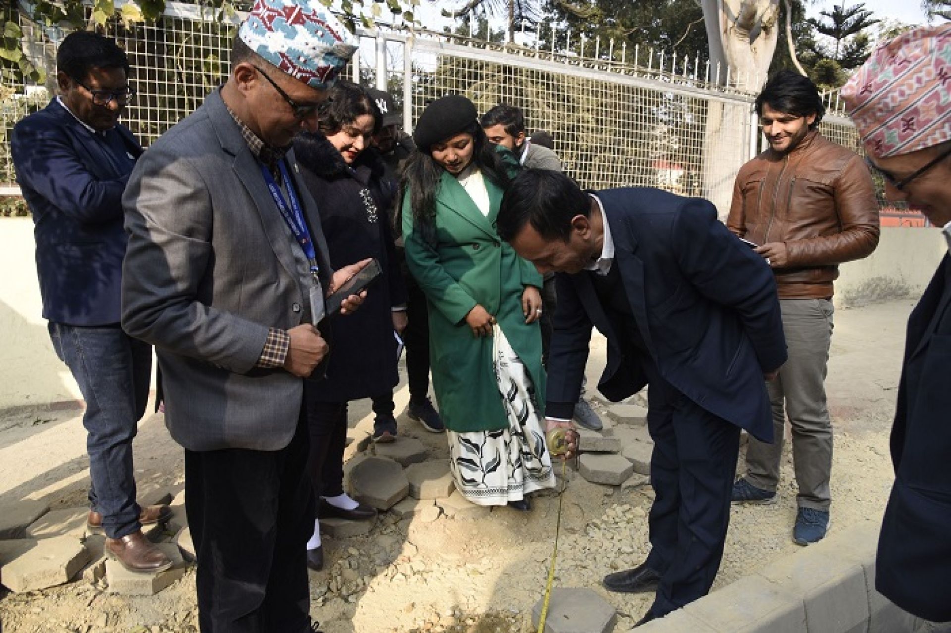 पैदल मार्गमा ३५ मेट्रिक टनका मल्टिकलर ब्लक विच्छ्याइदै 