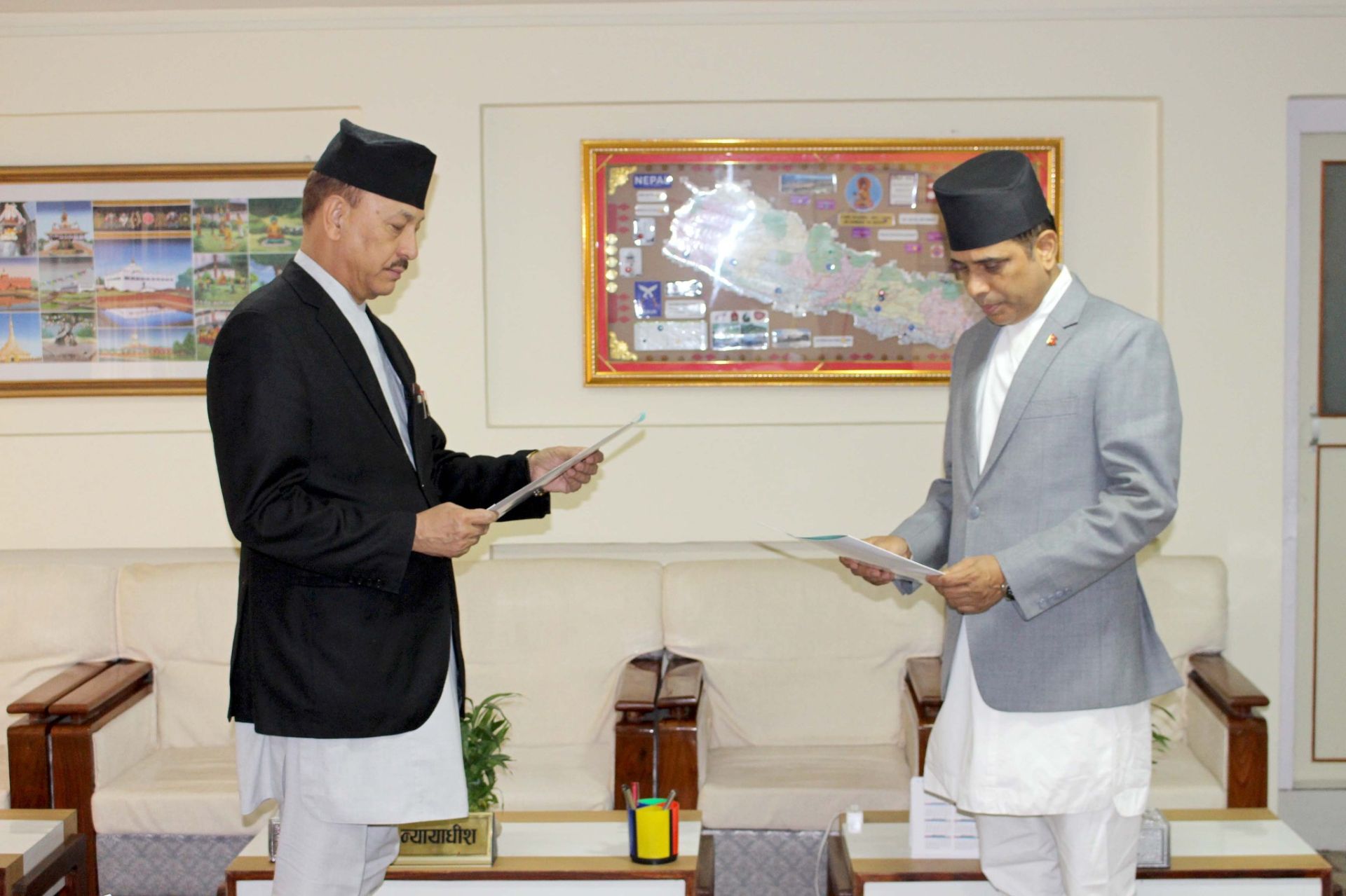सञ्चालक मरासिनीद्वारा प्रधानन्यायाधीशसमक्ष शपथ ग्रहण 