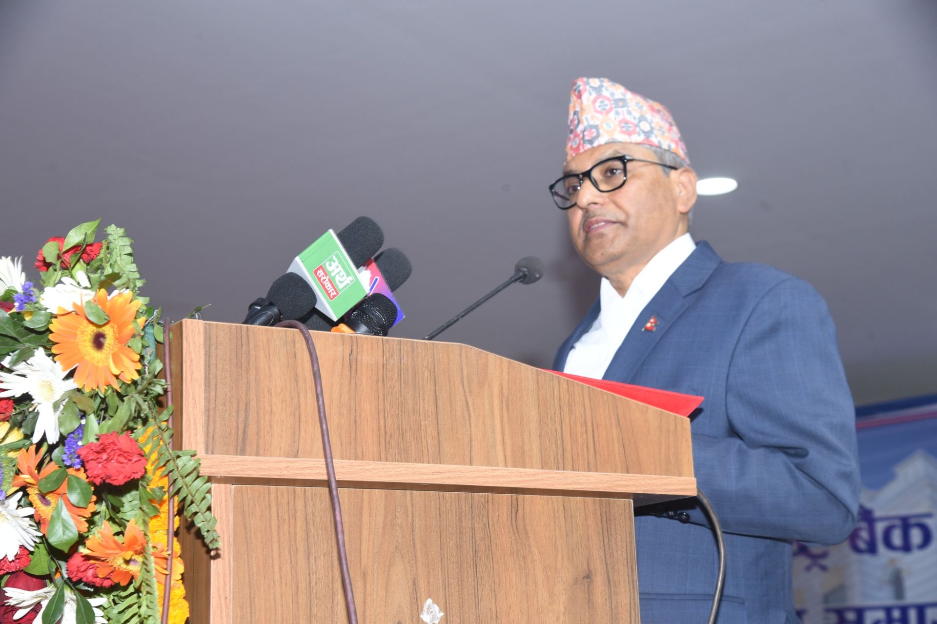 घट्दो ब्याजदरले आर्थिक गतिविधि बढाउन आधार सिर्जना भएको छ: गर्भनर अधिकारी 
