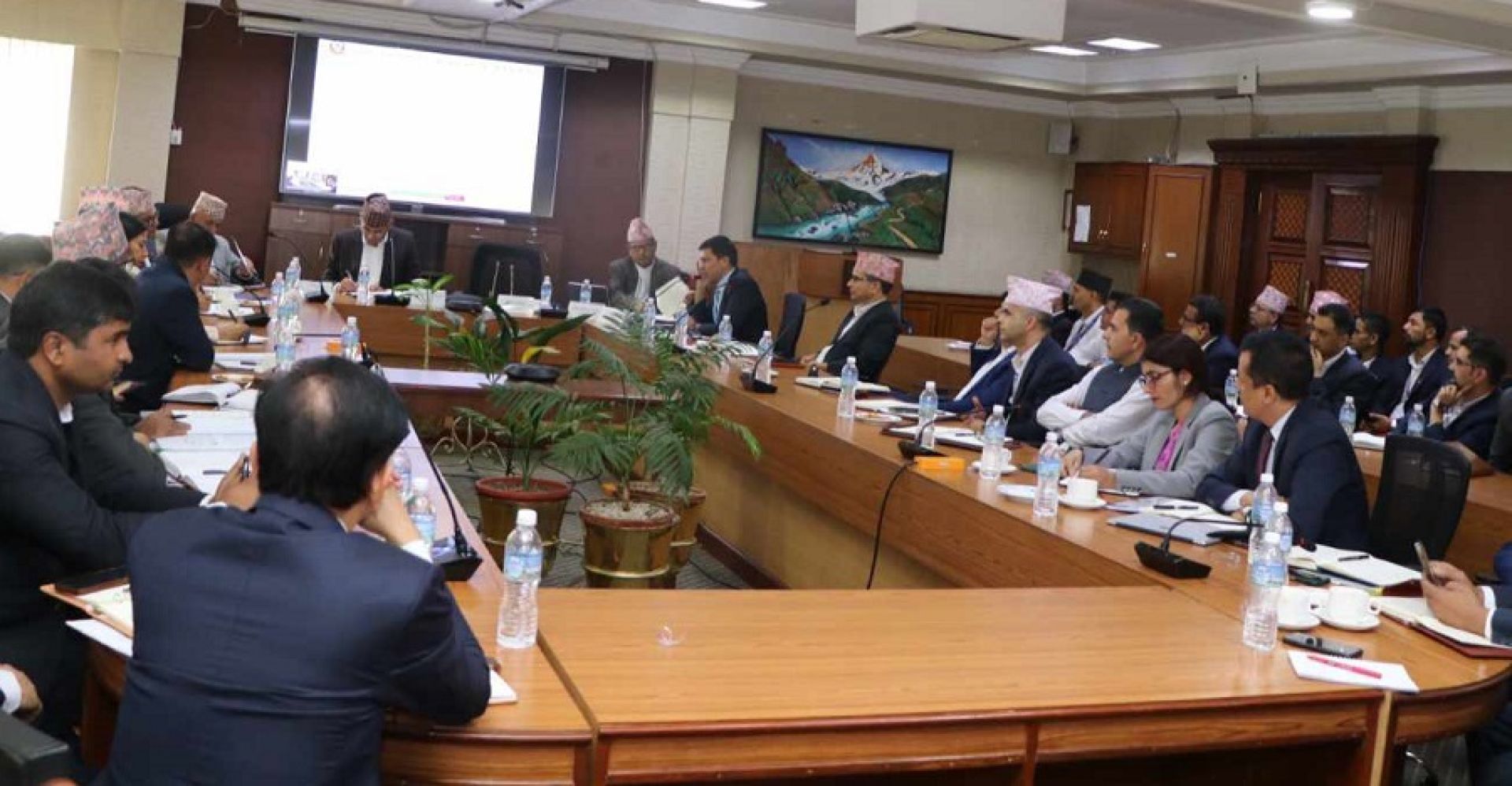 कर्मचारीलाई अर्थमन्त्रीको निर्देशन–करदातालाई मैत्रीपूर्ण व्यवहार गरी राजस्वको लक्ष्य भेट्ने गरी काम गर्नुस्