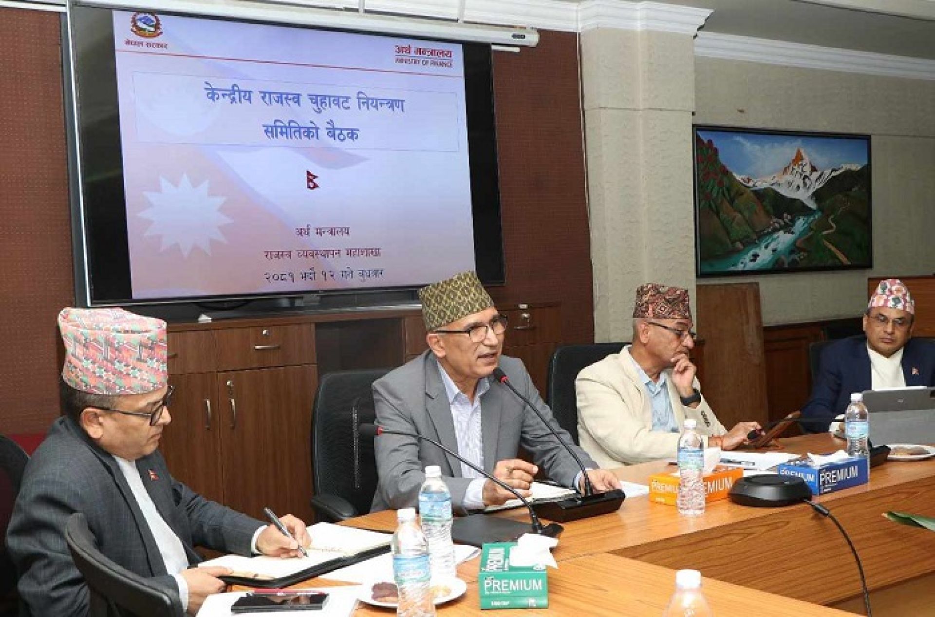 राजस्व चुहावट नियन्त्रण गरी राजस्वको लक्ष्य पूरा गर्ने निर्णय