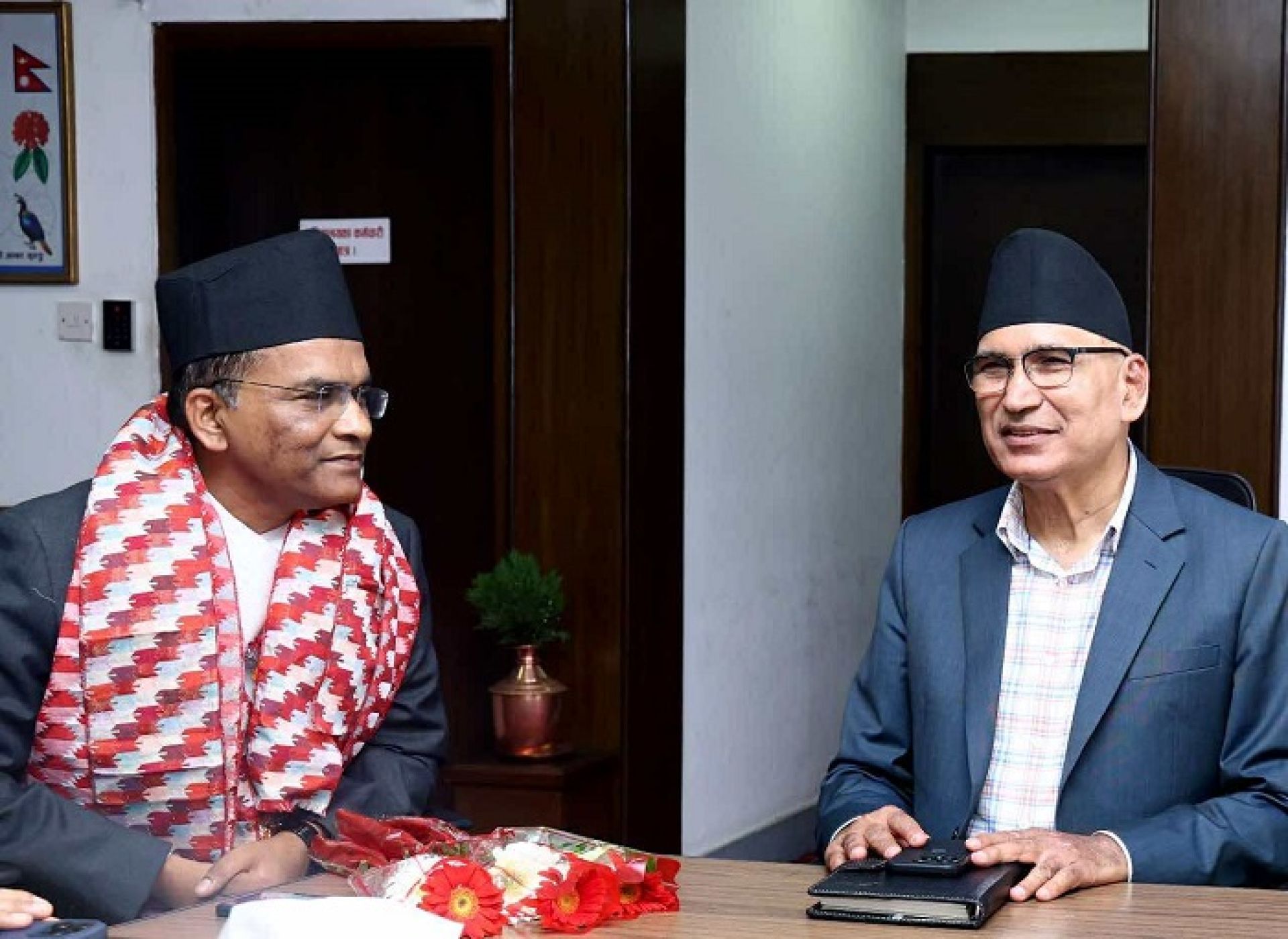 अर्थमन्त्री र नवनियुक्त गभर्नर पौडेलबीच भेट, अर्थतन्त्र र मौद्रिक नीतिका समस्या समाधानमा जोड