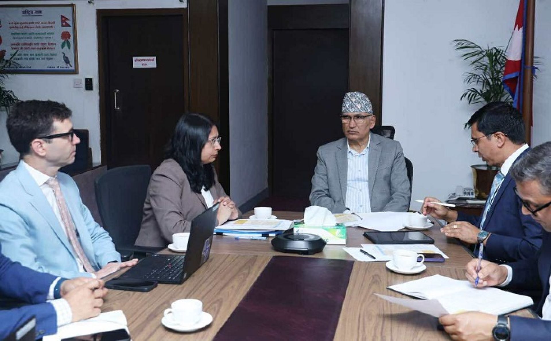 अर्थमन्त्री पौडेल र आइएमएफ मिसन प्रमुखबीच शिष्टाचार भेटवार्ता