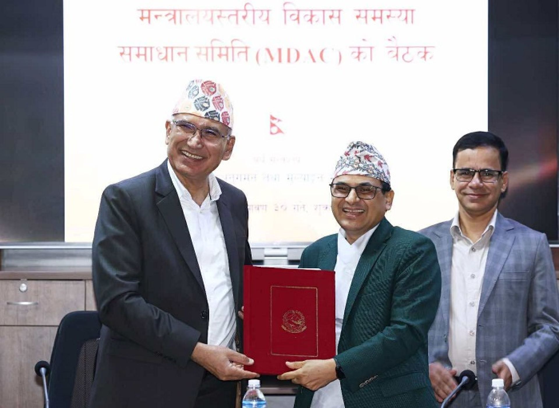 अर्थमन्त्री र सचिवहरुबीच कार्यसम्पादन सम्झौता