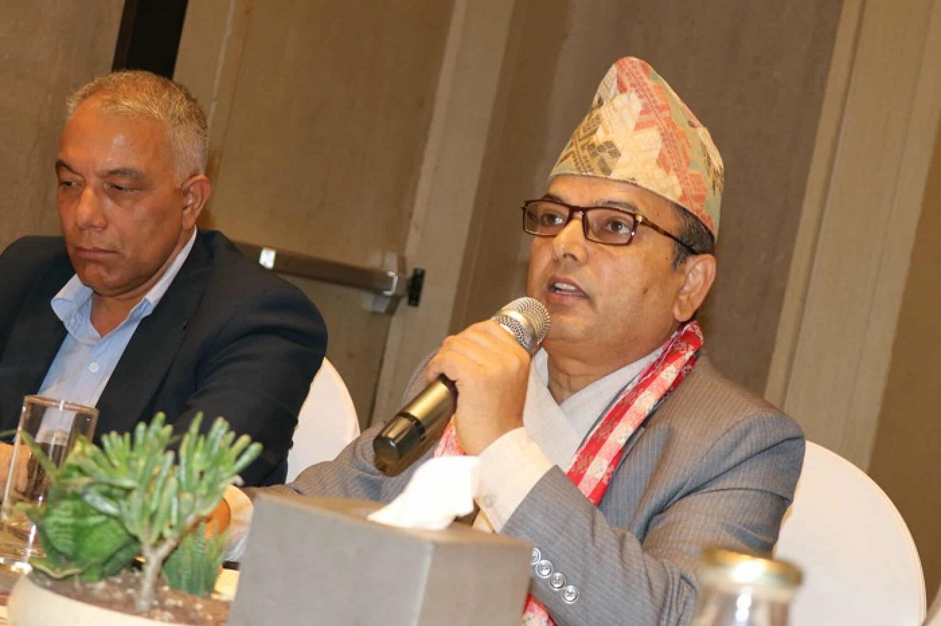 उद्योग सचिव भन्छन्- ‘ब्यूरोक्रेसी कानून देखाएर पन्छिन मिल्दैन’ 