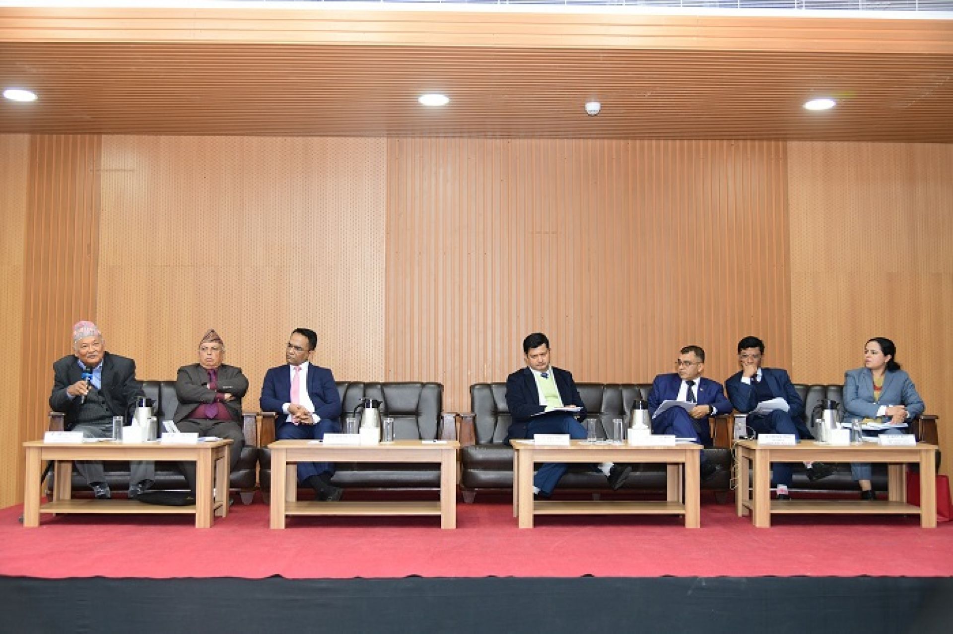 अर्थतन्त्र सुधार्न ‘एक्सन’को खाँचो: अधिक तरलतालाई उत्पादनमूलक क्षेत्रमा मोड्नुपर्नेमा अर्थविद्हरूको जोड