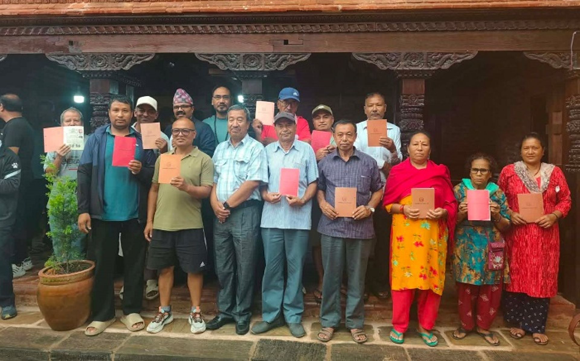 नापजाँच सकिएको चार वर्षपछि भक्तपुरका ४२१ परिवारले पाए लालपुर्जा