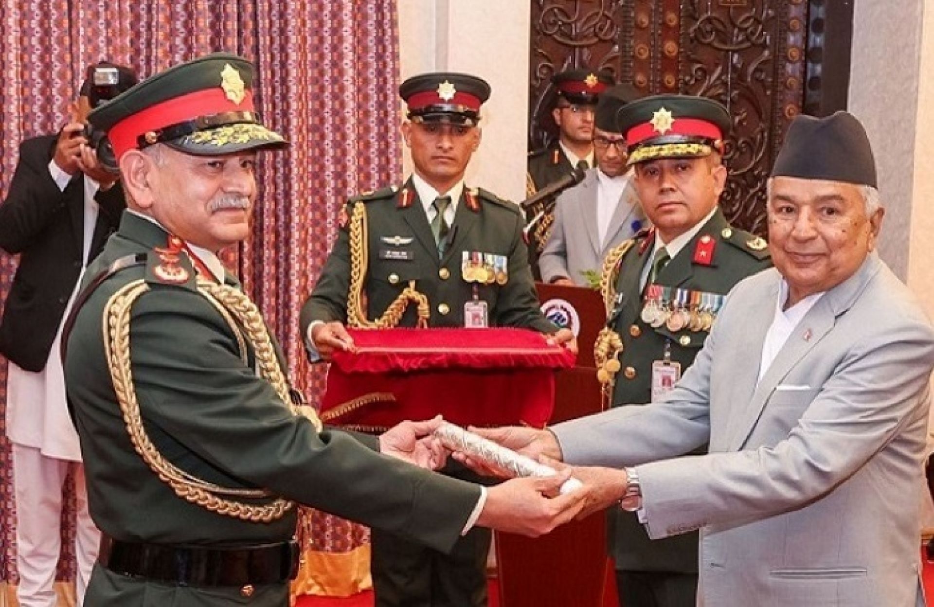 राष्ट्रपतिद्वारा भारतीय सेनाध्यक्षलाई ‘मानार्थ महारथीको दर्ज्यानी चिन्ह’ प्रदान