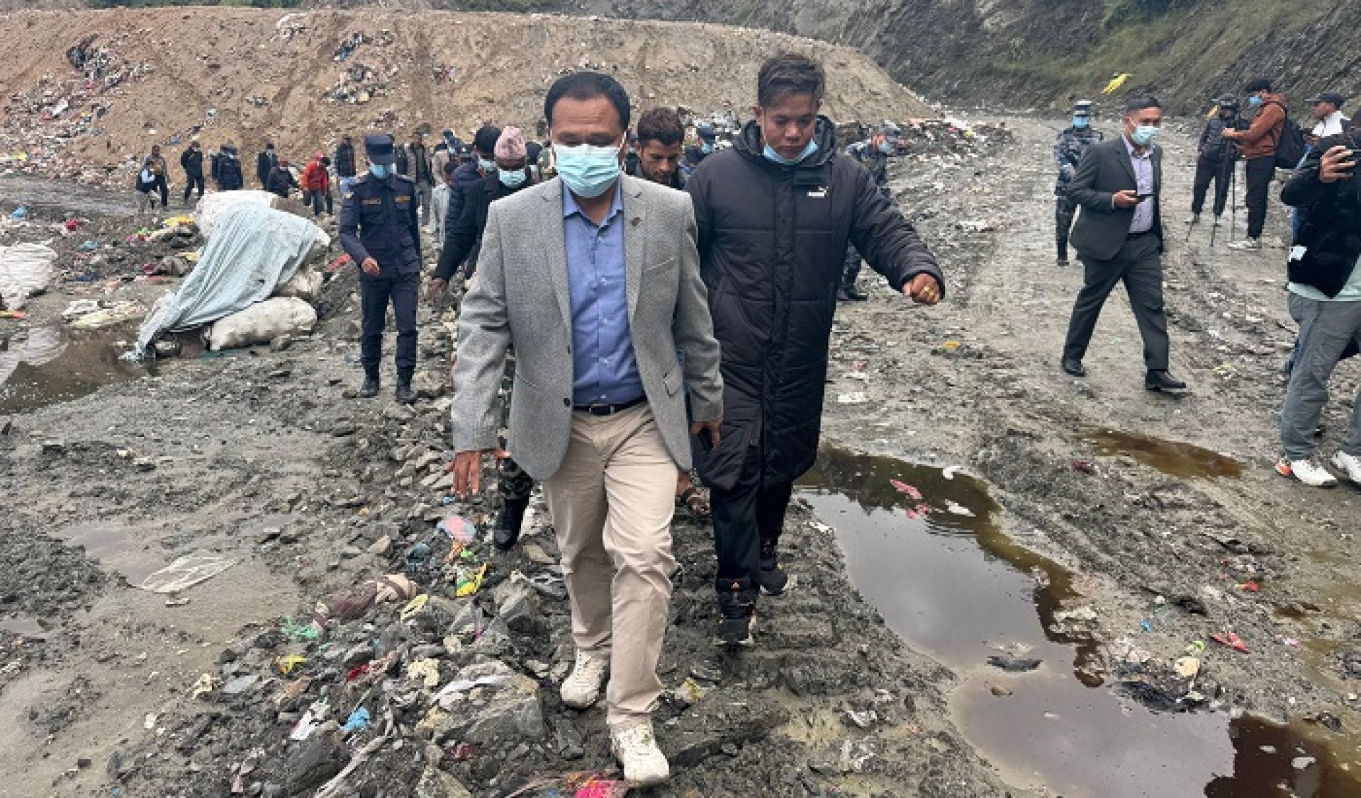 मन्त्री घिसिङको प्रतिबद्धतापछि उपत्यकाको फोहोर फाल्न भइरहेको अवरोध हट्यो