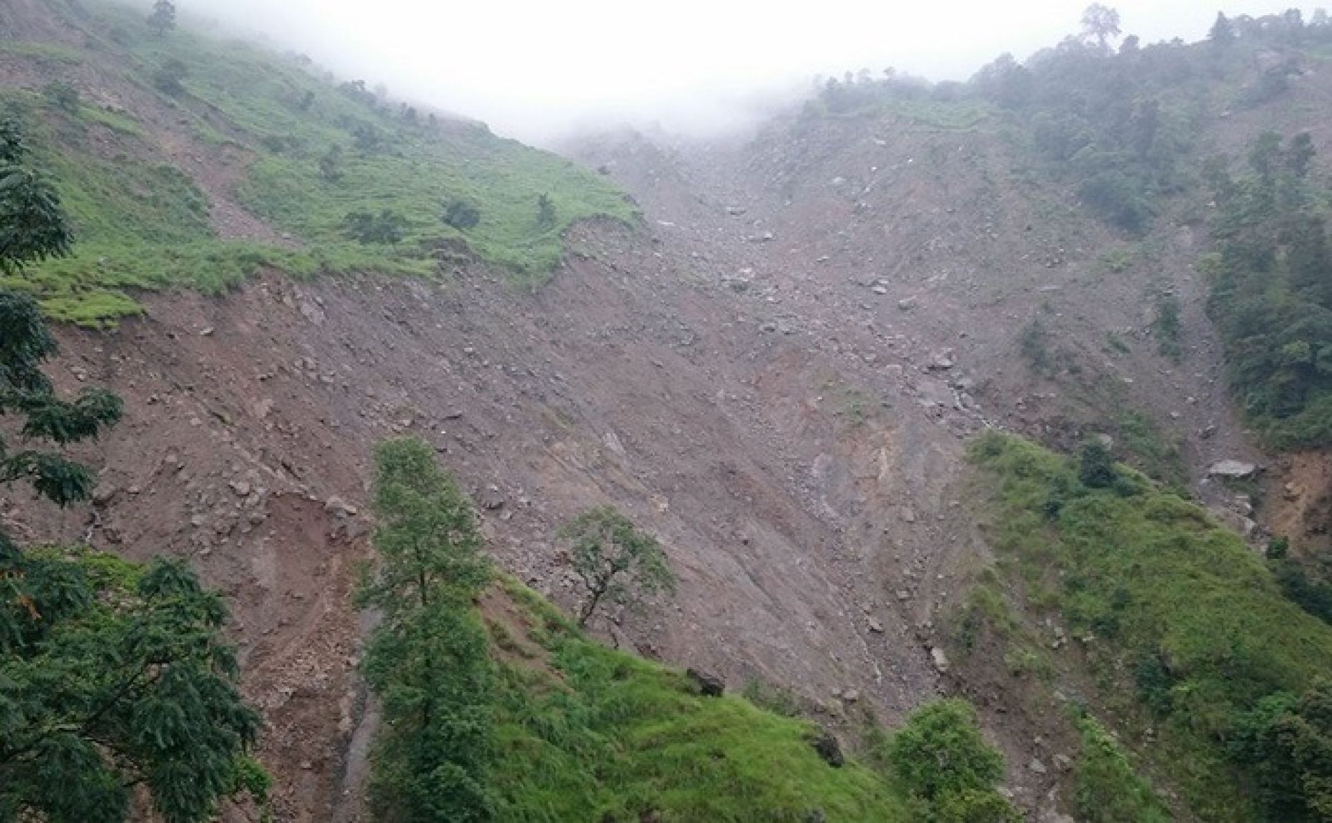 रामेछापको केउरीनी बिर्ताः पहिरो सर्दै गाउँ झर्दै