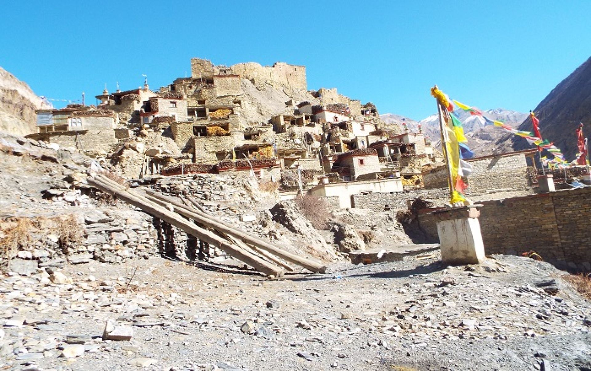 बर्खा लाग्योः डरै डरमा मनाङका माटाका घर