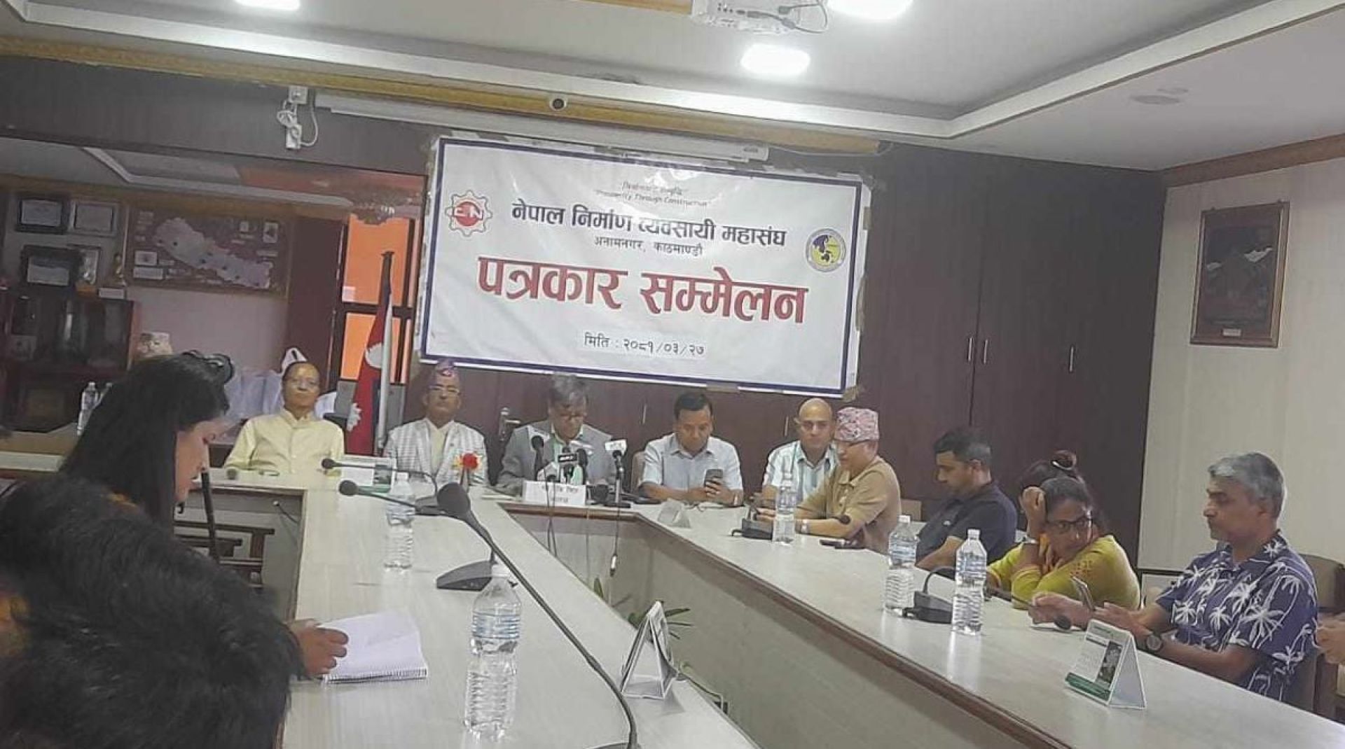 भुक्तानी नपाएपछि निर्माण व्यवसायीद्वारा विकासे कार्यालयमा तालाबन्दी