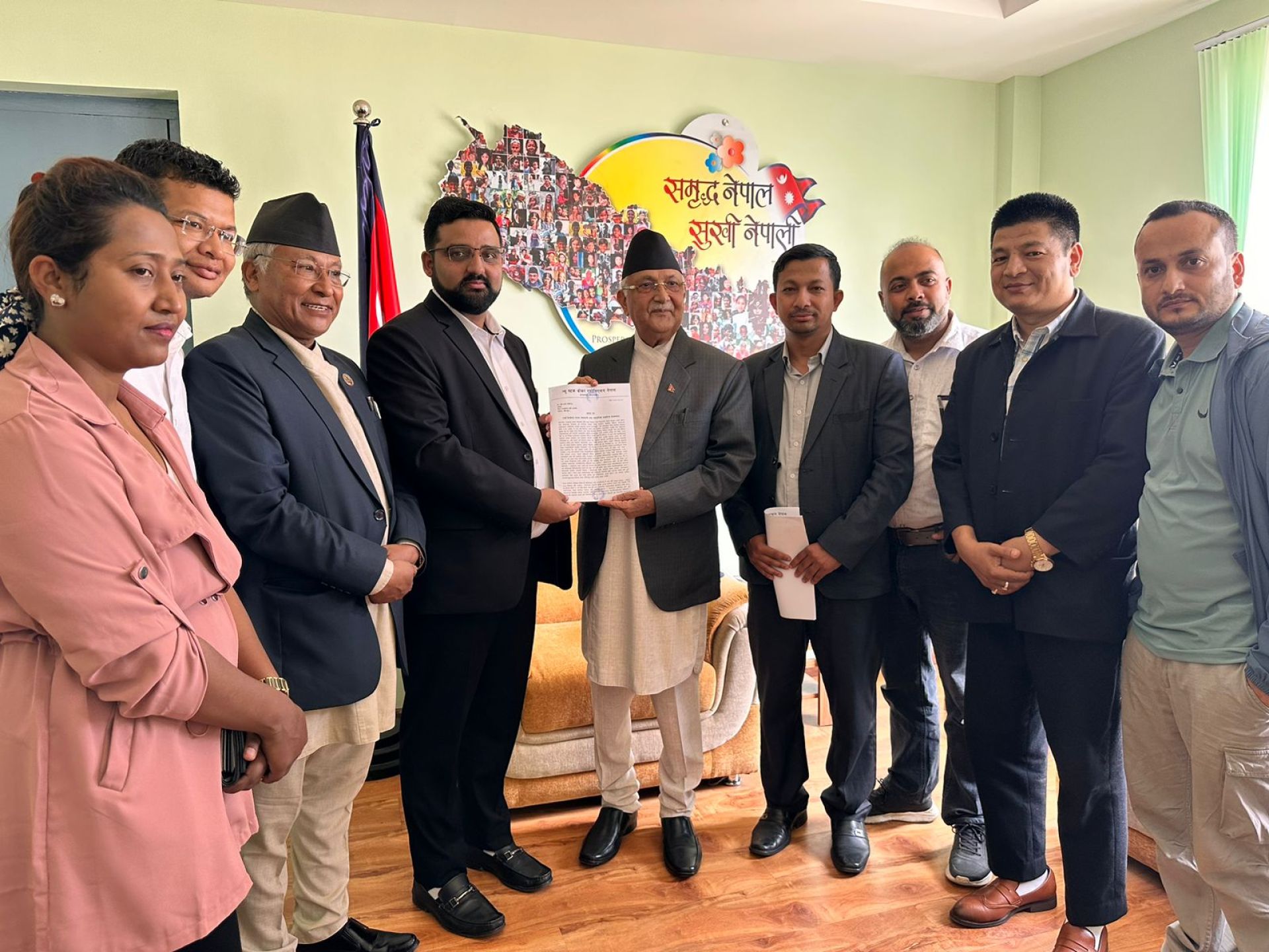 नयाँ ब्रोकर सञ्चालकले भेटे एमाले अध्यक्ष ओली, भन्छन्- लाइसेन्स खुलाउन प्रयास गर्छु