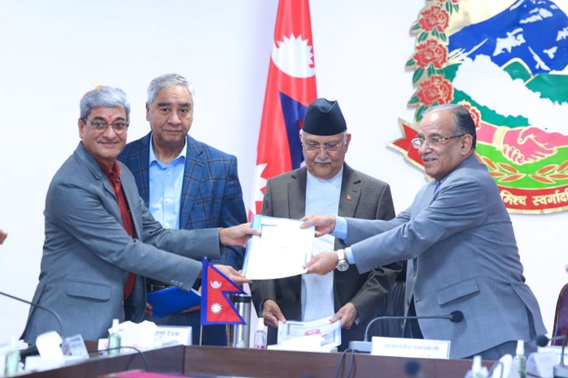 सङ्क्रमणकालीन न्यायसम्बन्धी कार्यदलद्वारा शीर्ष नेतालाई प्रतिवेदन हस्तान्तरण