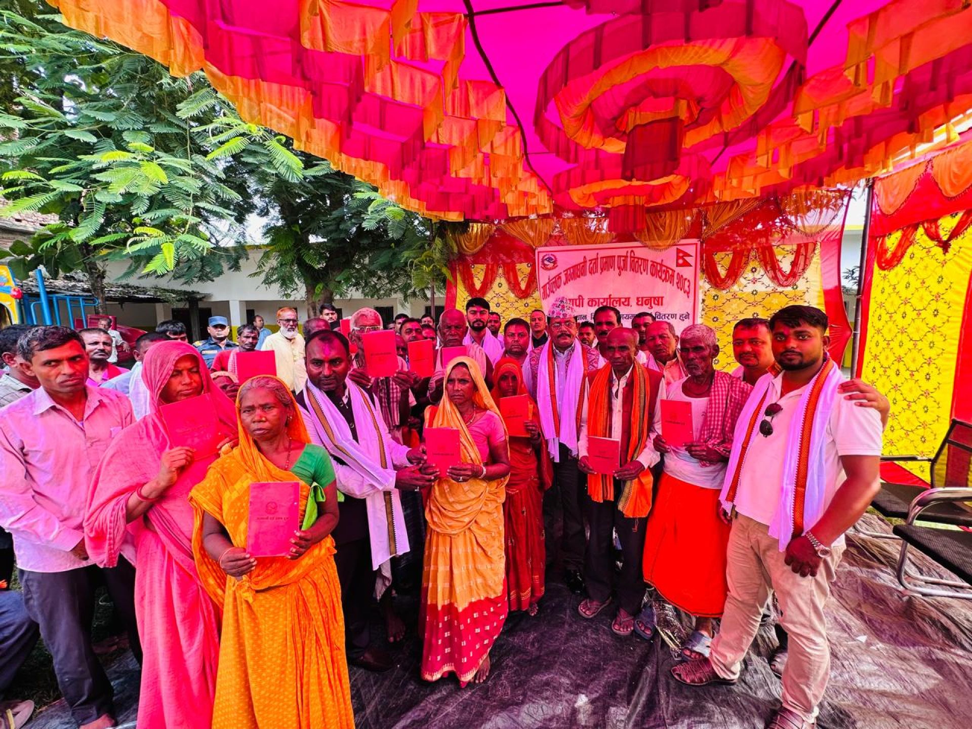 नापजाँच सकिएको नौ वर्षपछि धनुषाका २४२ स्ववासी परिवारले पाए लालपुर्जा