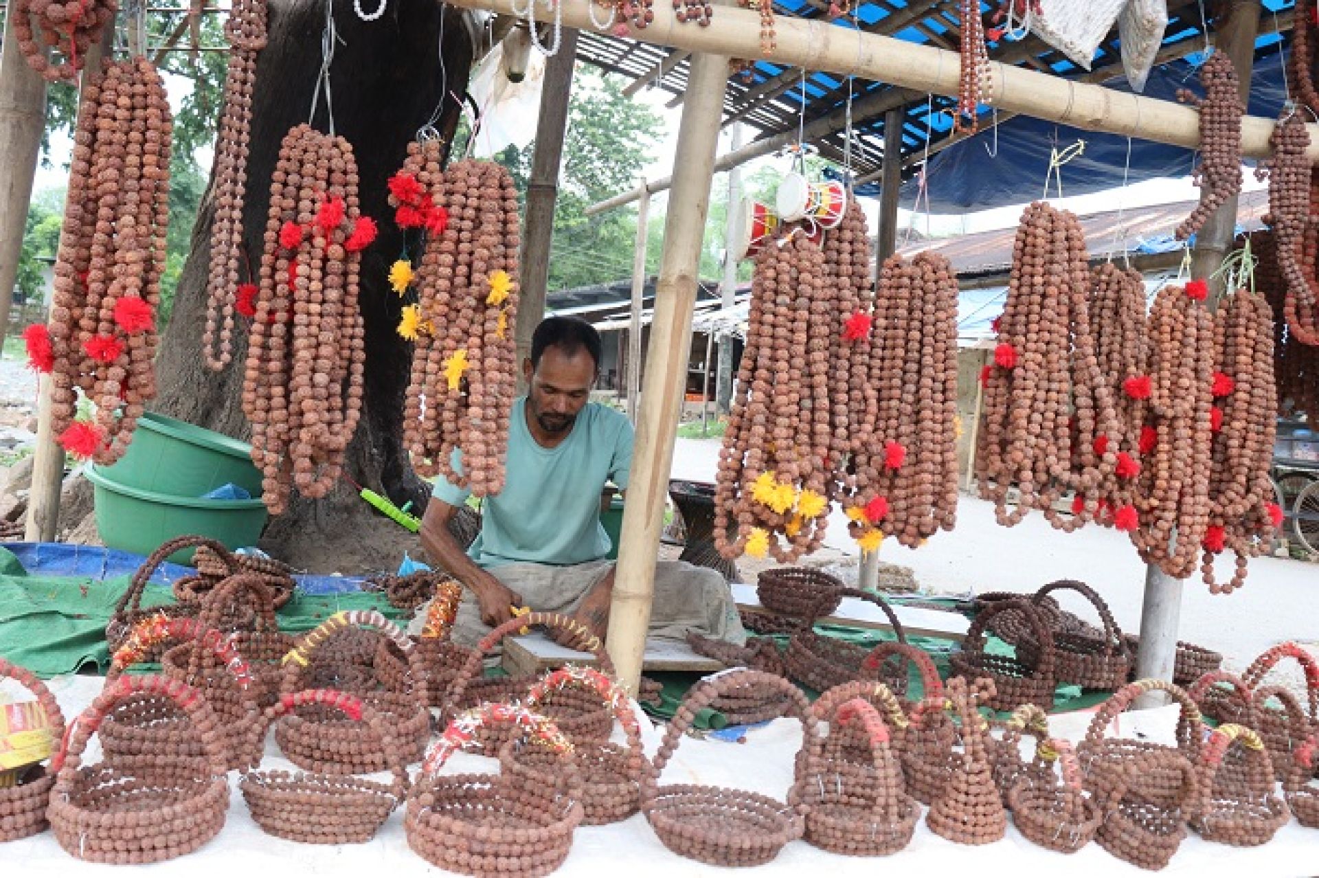 ‘विदेशमा दुःख गर्नुभन्दा रुद्राक्षका सामग्री बनाएर बिक्री गर्न सजिलो’