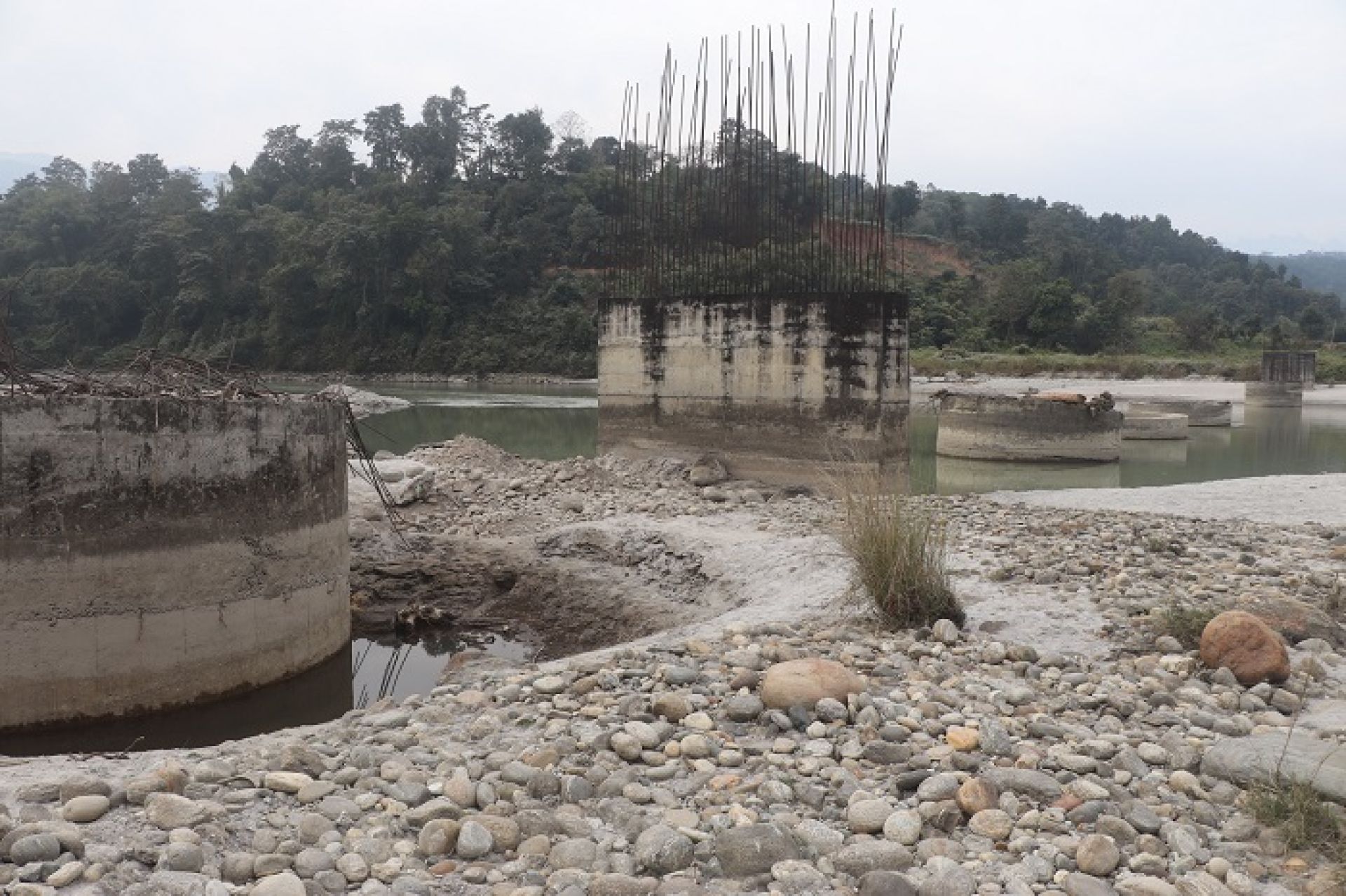 चार करोड सकियो, चौधवर्षमा पनि बनेन लम्सुवाघाटकाे पक्की पुल