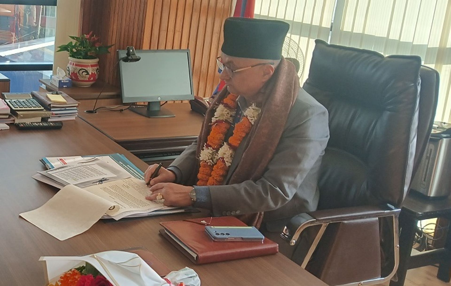 सहसचिव दाहालले सम्हाले प्राधिकरणमा अध्यक्षको कार्यभार