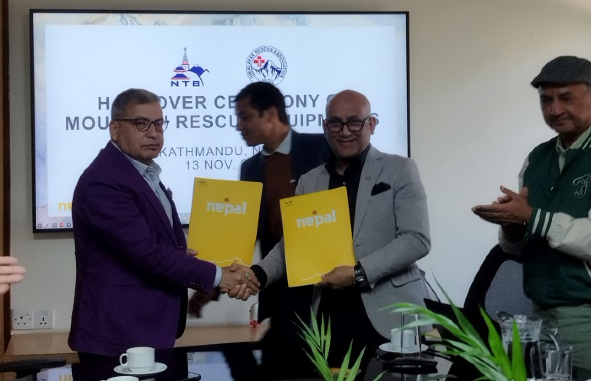 हिमाल आरोहीको सुरक्षाका लागि पर्यटन बोर्डद्वारा उद्धार सामग्री हस्तान्तरण