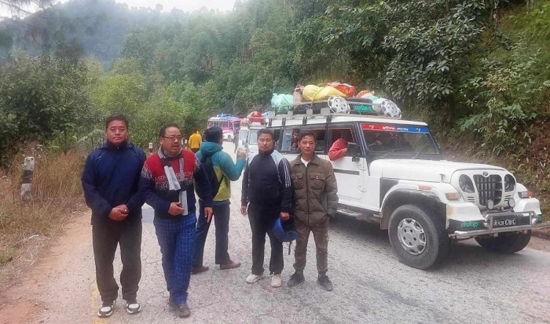 मेची राजमार्गमा यातायात नचल्दा तीर्थयात्री अलपत्र