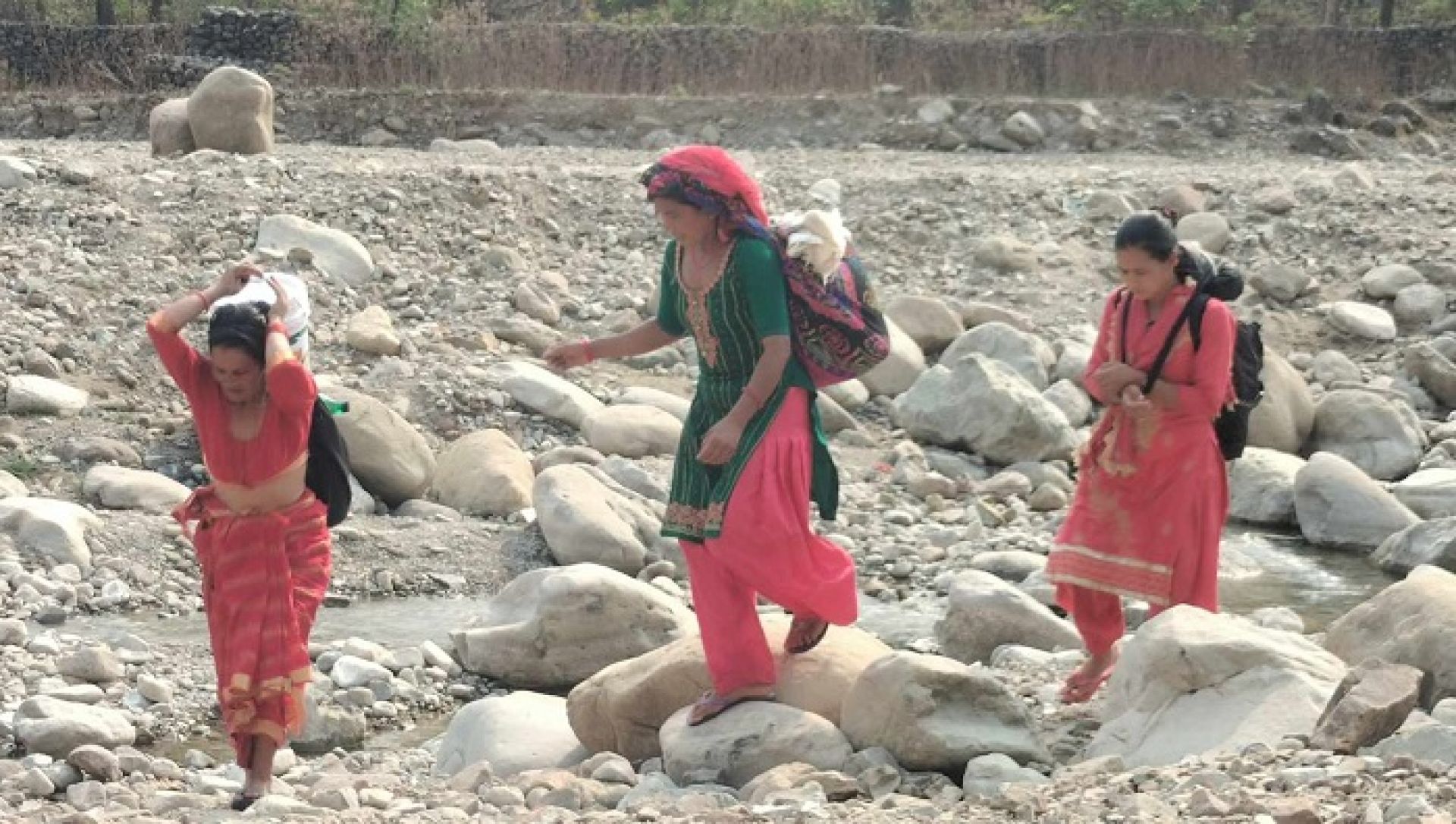 स्थानीय उत्पादन बेच्न छ घण्टा पैदलयात्रा
