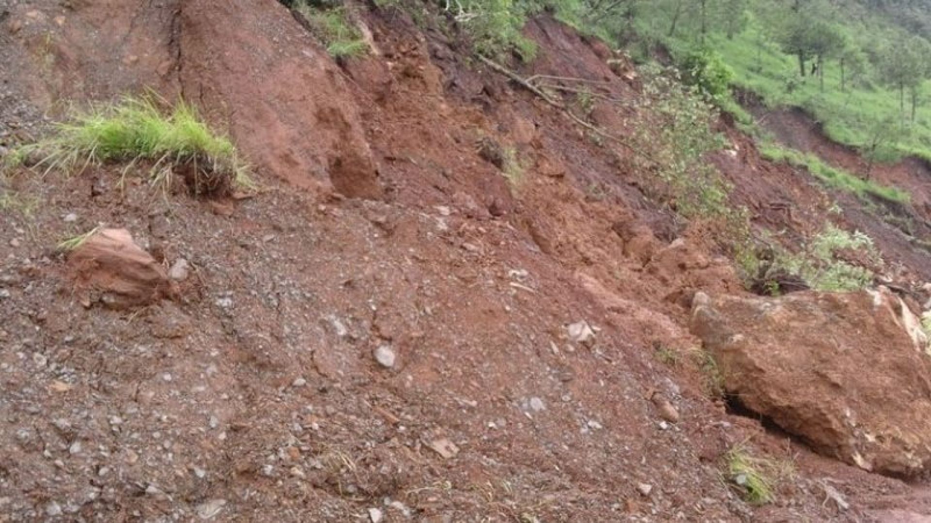 पहिराले उत्तरी गोरखाको झोङगाउँका १० घर जोखिममा