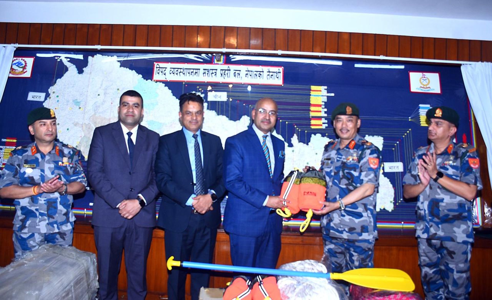 सन नेपाल लाइफद्वारा सशस्त्र प्रहरीलाई विपद् उद्धार सामग्री हस्तान्तरण