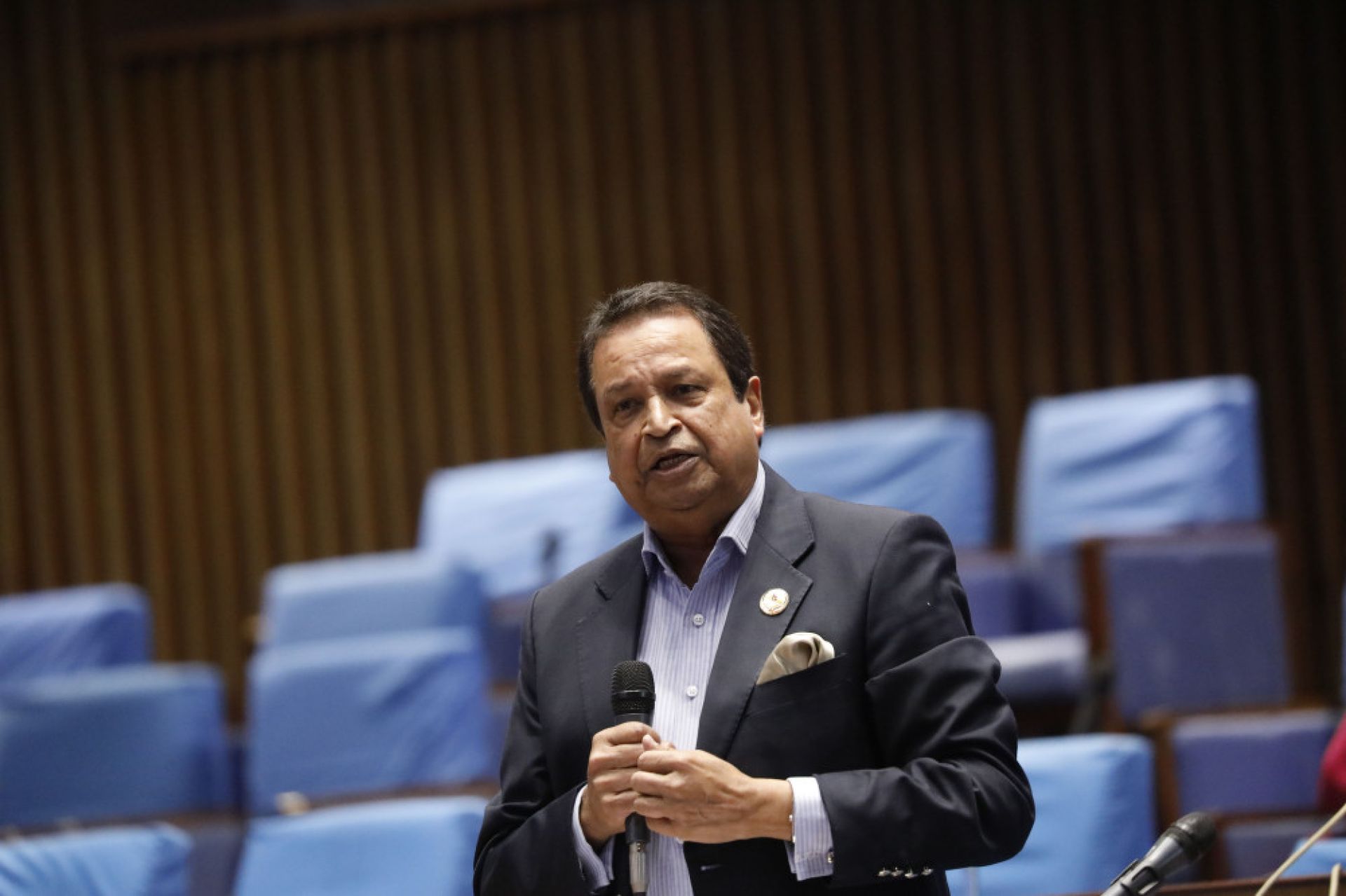 ऊर्जा मन्त्रीको कामको प्रशंसा गर्दै सांसद चौधरीद्वारा संसदमै बधाई