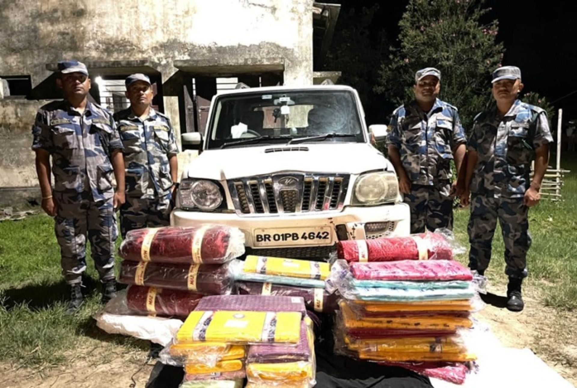भन्सार छलीका भारतीय स्कारपियो सहित कपडा बरामद 