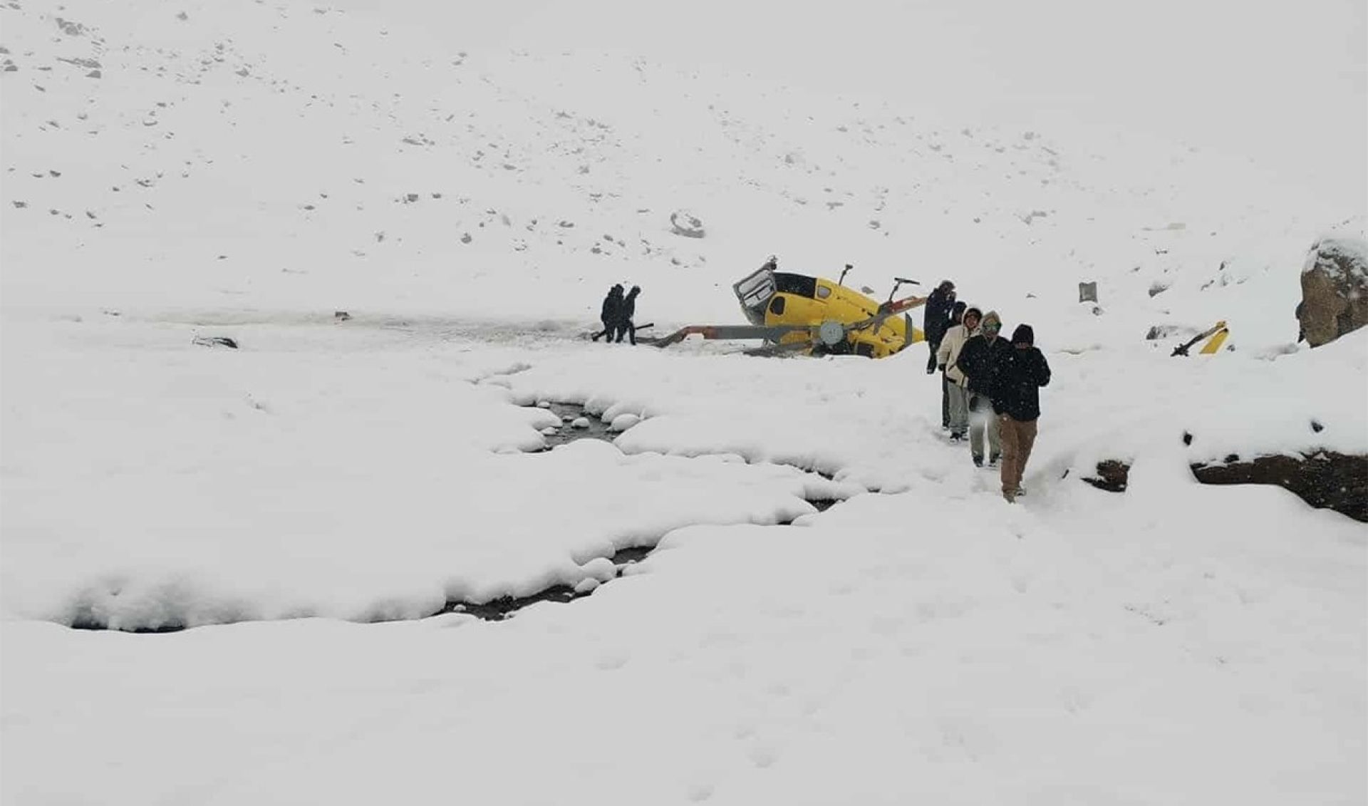 अल्टिच्युड एयरको हेलिकोप्टर दुर्घटनामा सकुशल रहेका पाइलट खड्कालाई काठमाडौं ल्याइँदै