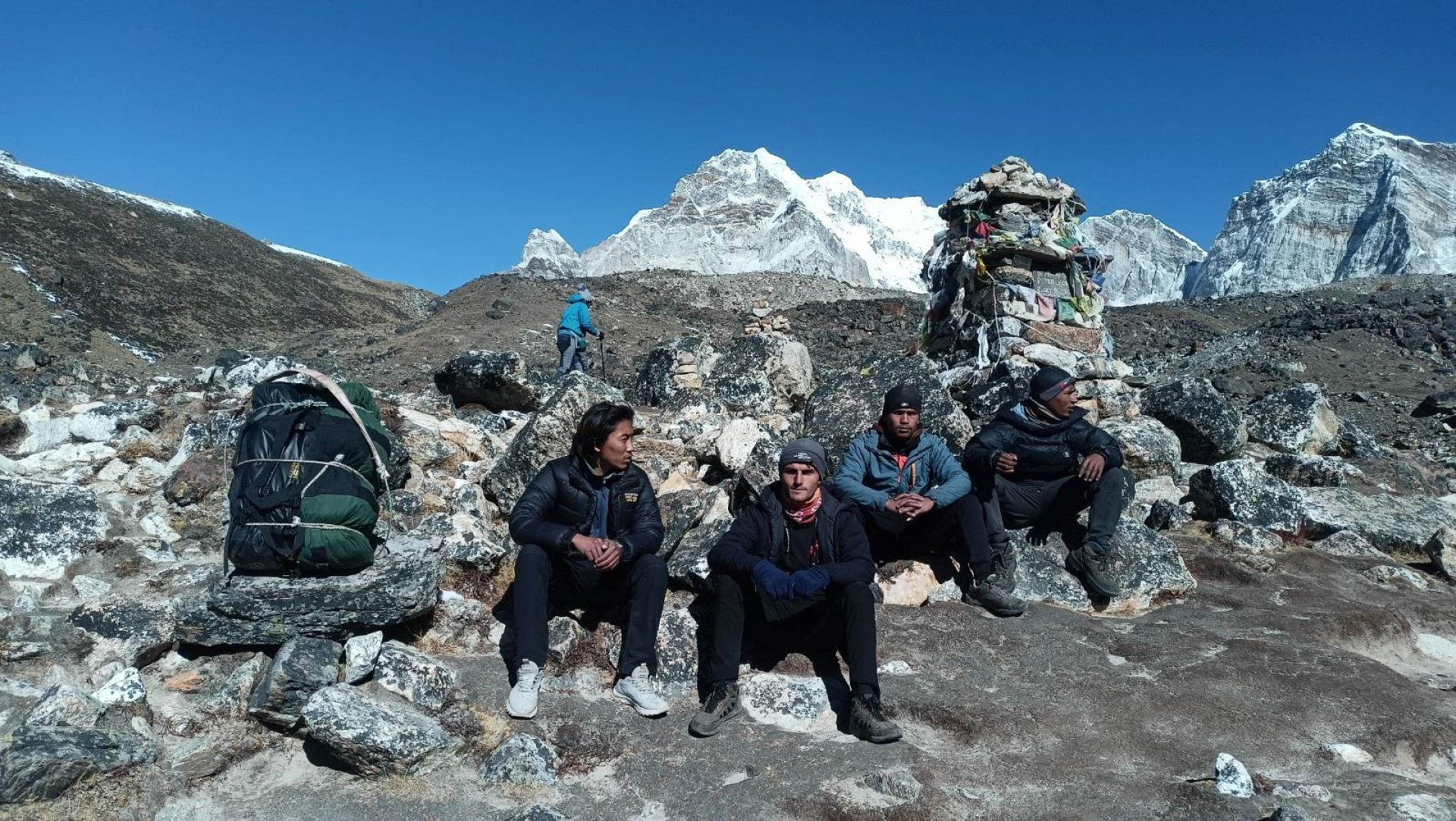 खुम्बुको पर्यटन जोगाउने भरियाहरु, पाउँदैनन् सम्मान
