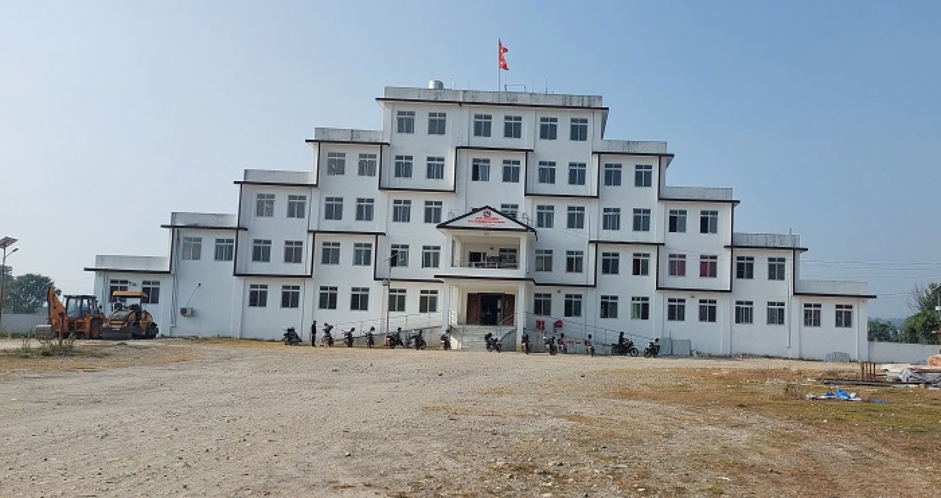 स्रोतको अभाव र अख्तियारको चासोका कारण देखाउँदै राप्ती नगरपालिकाले हटायो चिकित्सकसहित ७२ कर्मचारी 