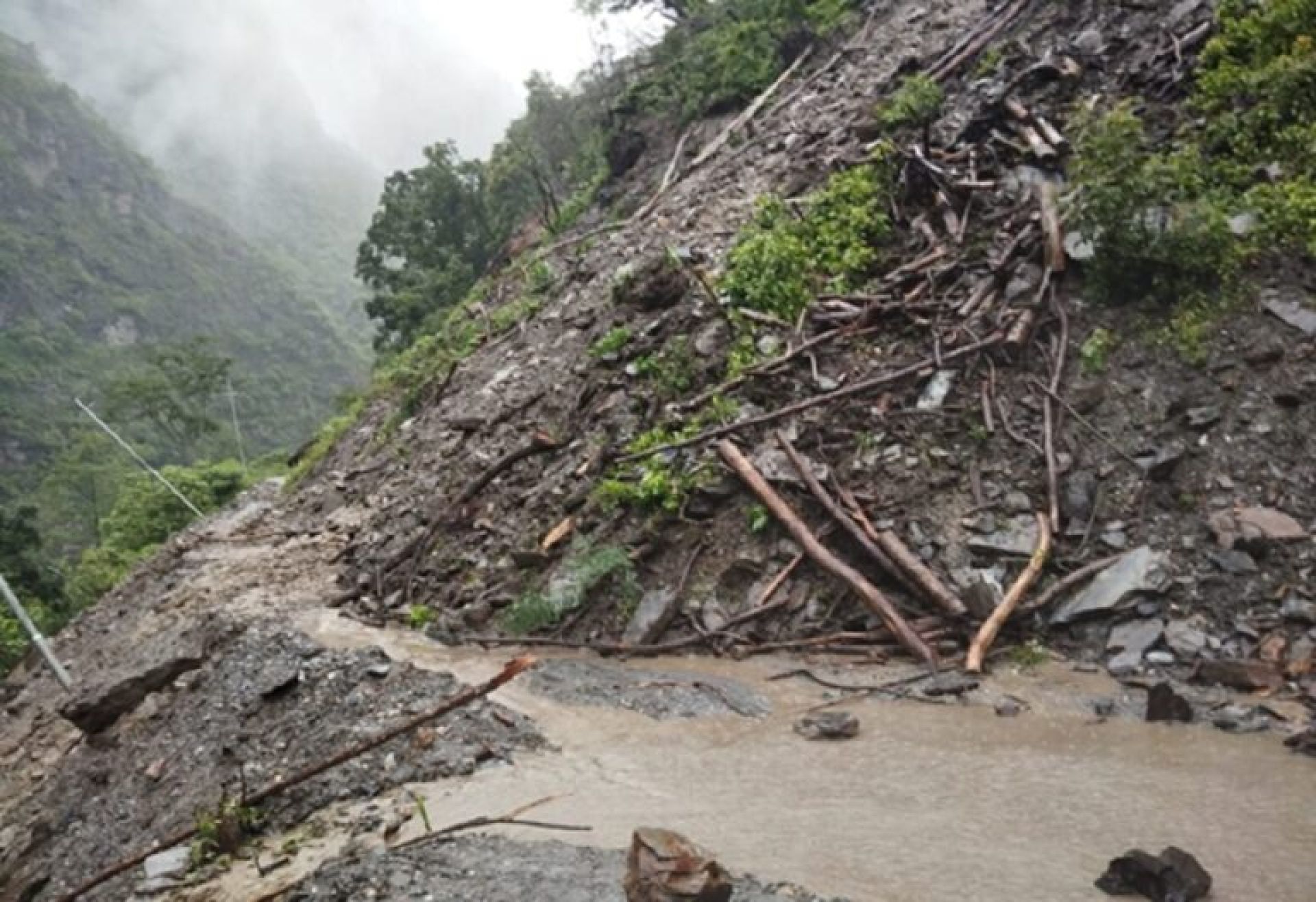 बुद्धसिं मार्ग तीन दिनदेखि अवरुद्ध