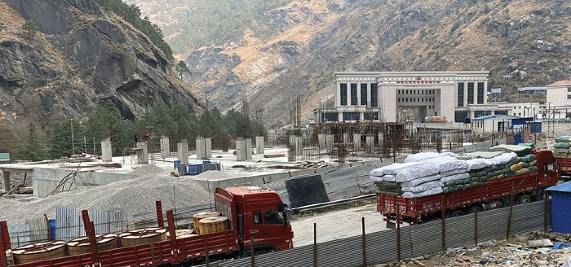 चीनबाट आयात भएका सामग्री बोकेका कन्टेनर टिमुरेमै रोकिए