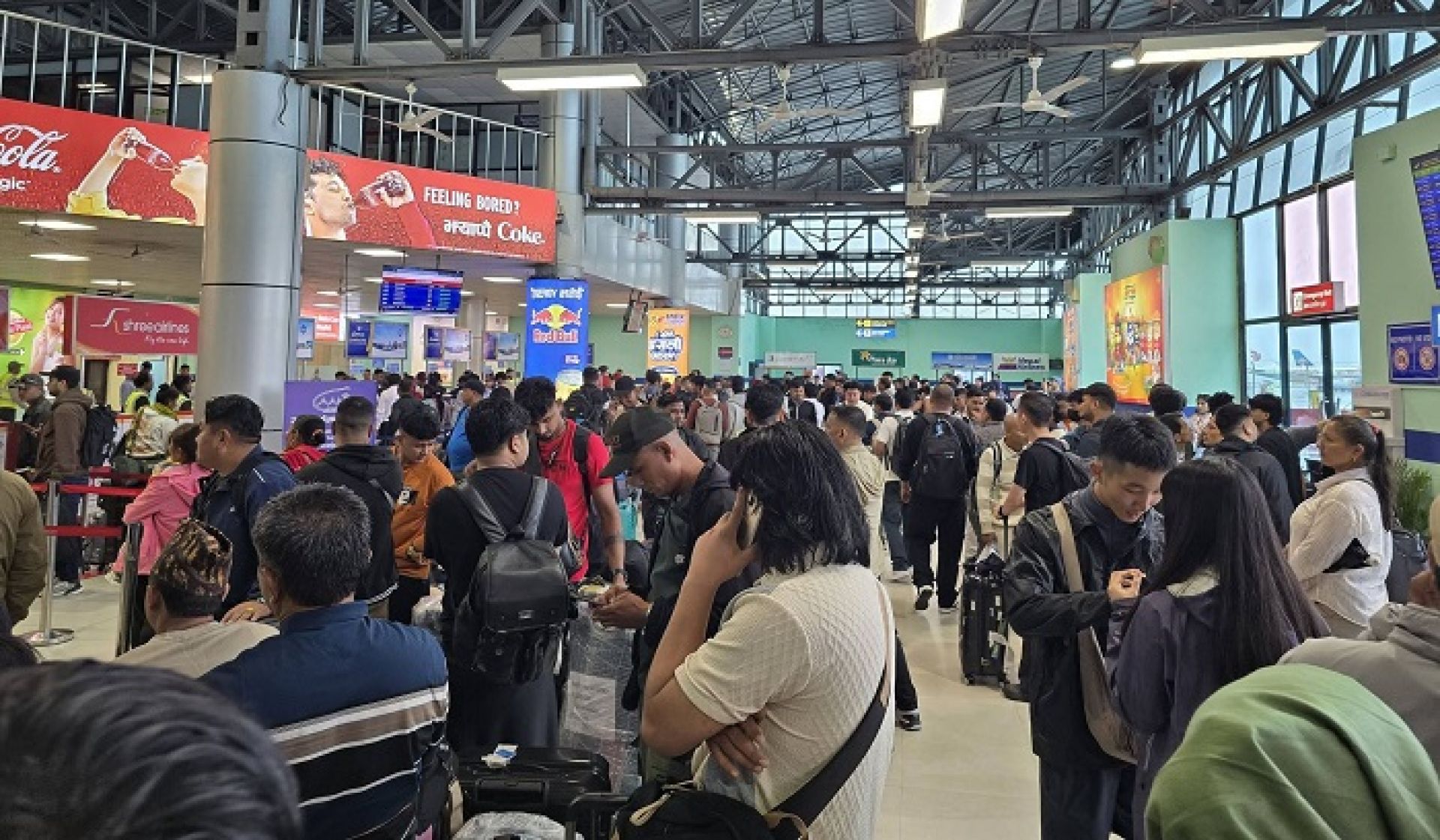 खराब मौसमका कारण केही उडान अवरुद्ध, विमानस्थलमा यात्रुको चाप  