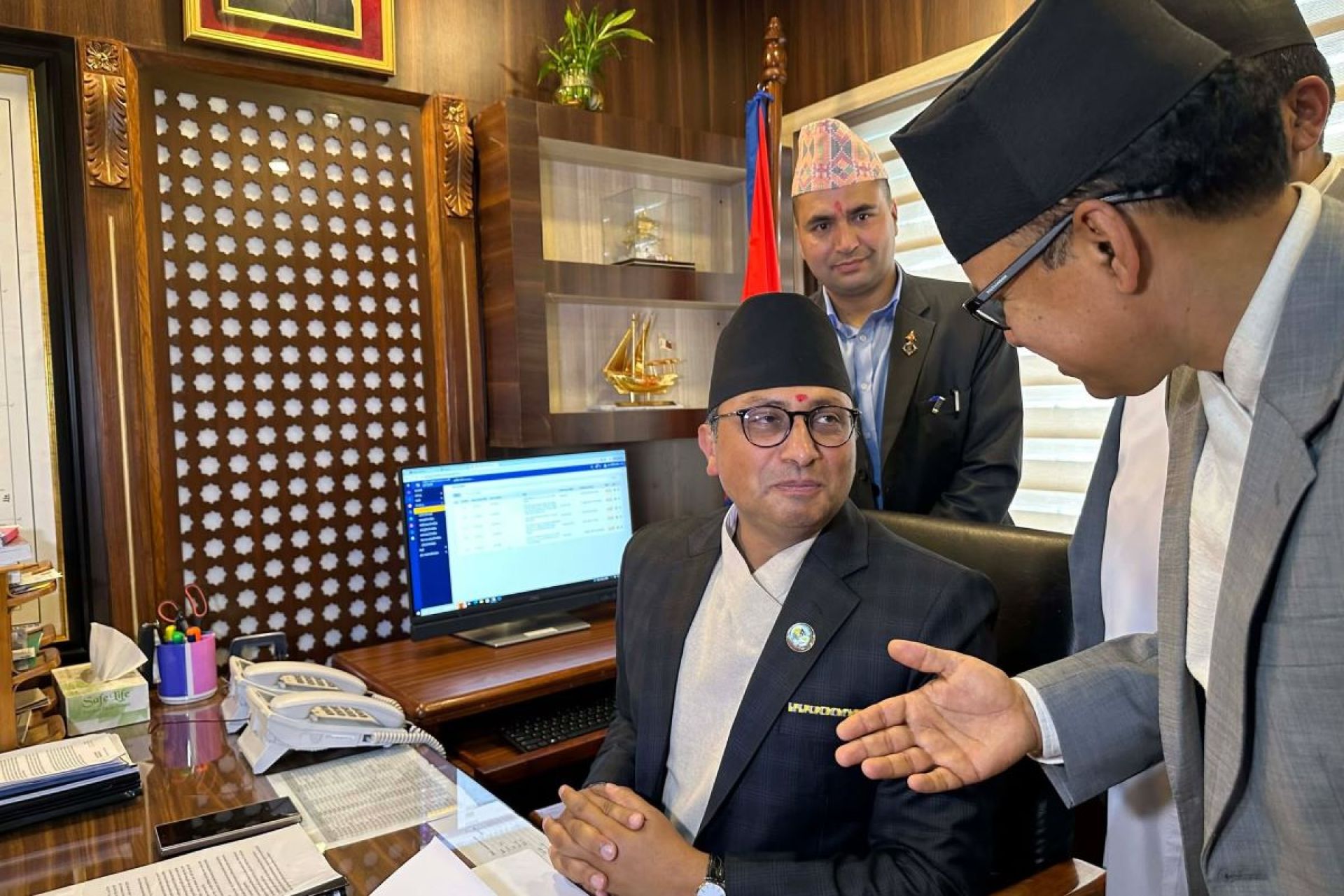 पदभार ग्रहणपछि अर्थमन्त्रीले भने- ‘अब कुनै पनि तरिकाले घुस खाने वा खुवाउनेको समय सकियो’