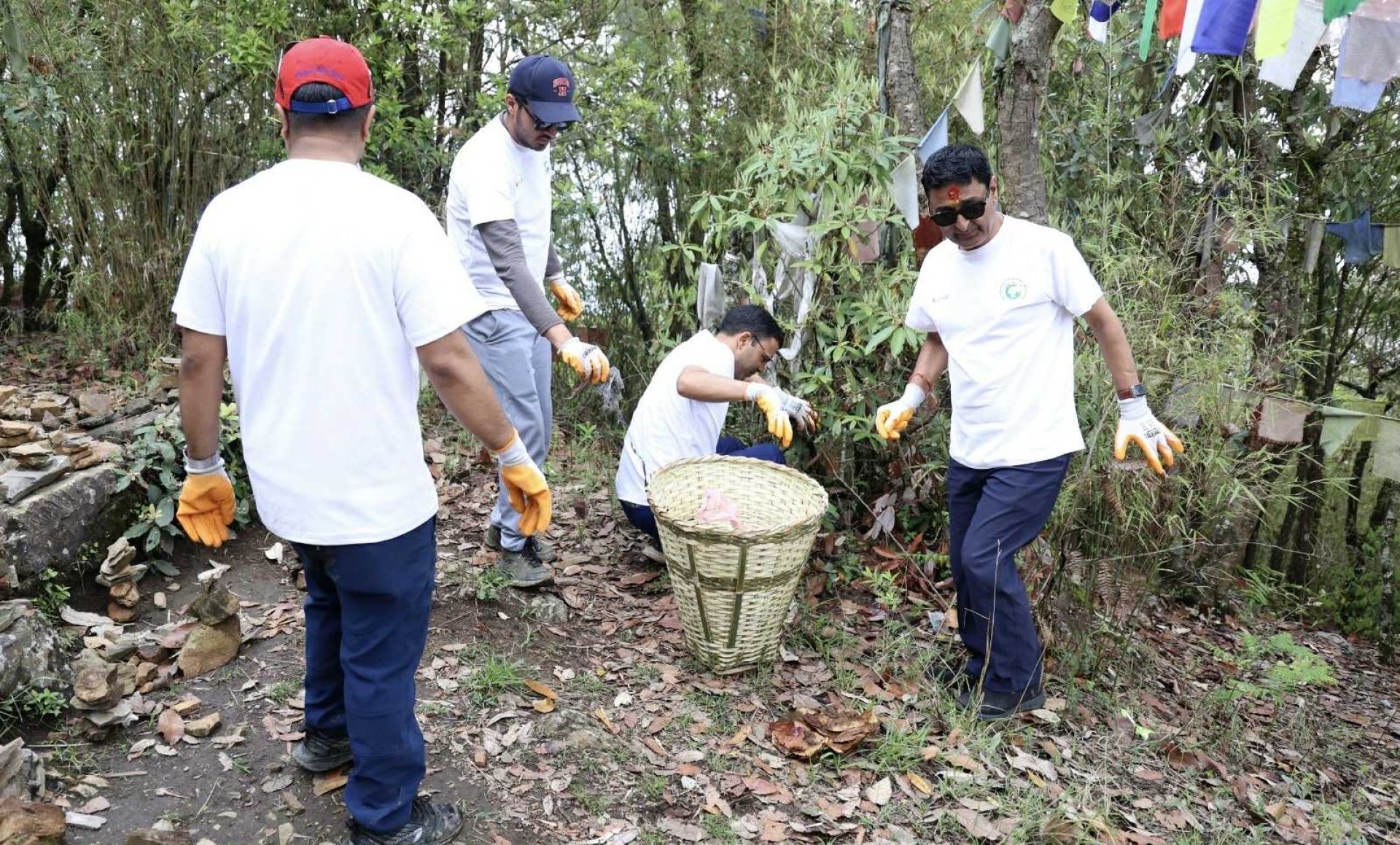 ग्लोबल आइएमई बैंकद्वारा विश्व वातावरण दिवसमा  प्लाष्टिक फोहोर संकलनसहित हाइकिङ