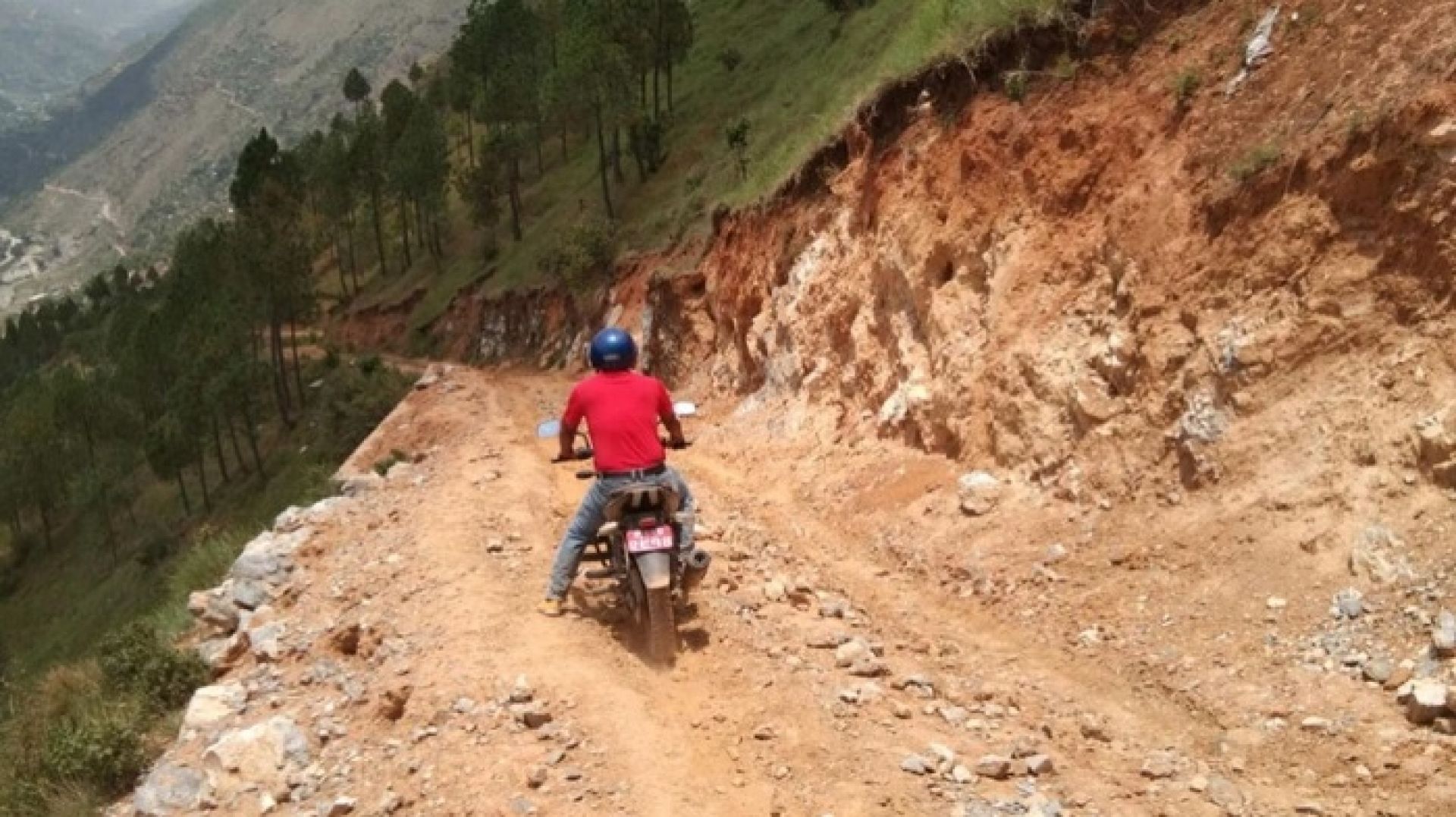 सालझण्डी ढोरपाटन सडकः १६ वर्षमा ३० प्रतिशत मात्रै काम, पर्यटकलाई सास्ती 
